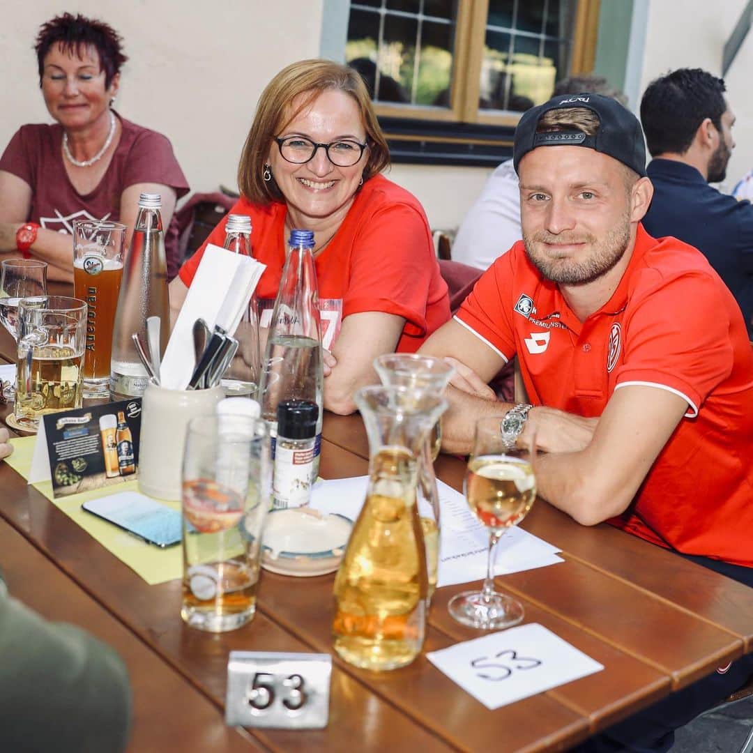 1.FSVマインツ05さんのインスタグラム写真 - (1.FSVマインツ05Instagram)「Ein wundervoller Abend mit den Fans von #Mainz05 🍻😍 Schön wars, danke! 🙏」7月19日 19時38分 - 1fsvmainz05