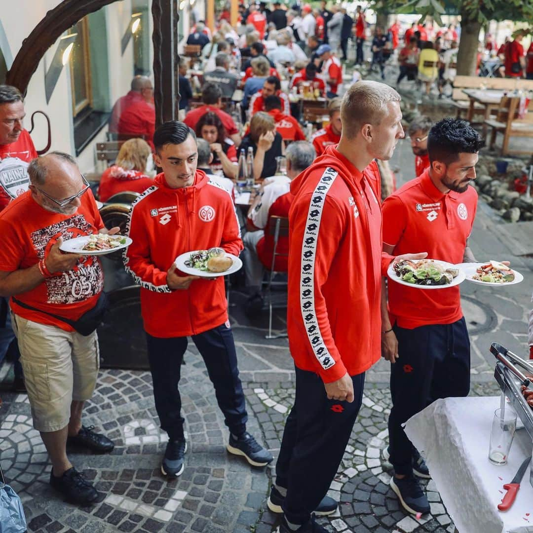 1.FSVマインツ05さんのインスタグラム写真 - (1.FSVマインツ05Instagram)「Ein wundervoller Abend mit den Fans von #Mainz05 🍻😍 Schön wars, danke! 🙏」7月19日 19時38分 - 1fsvmainz05