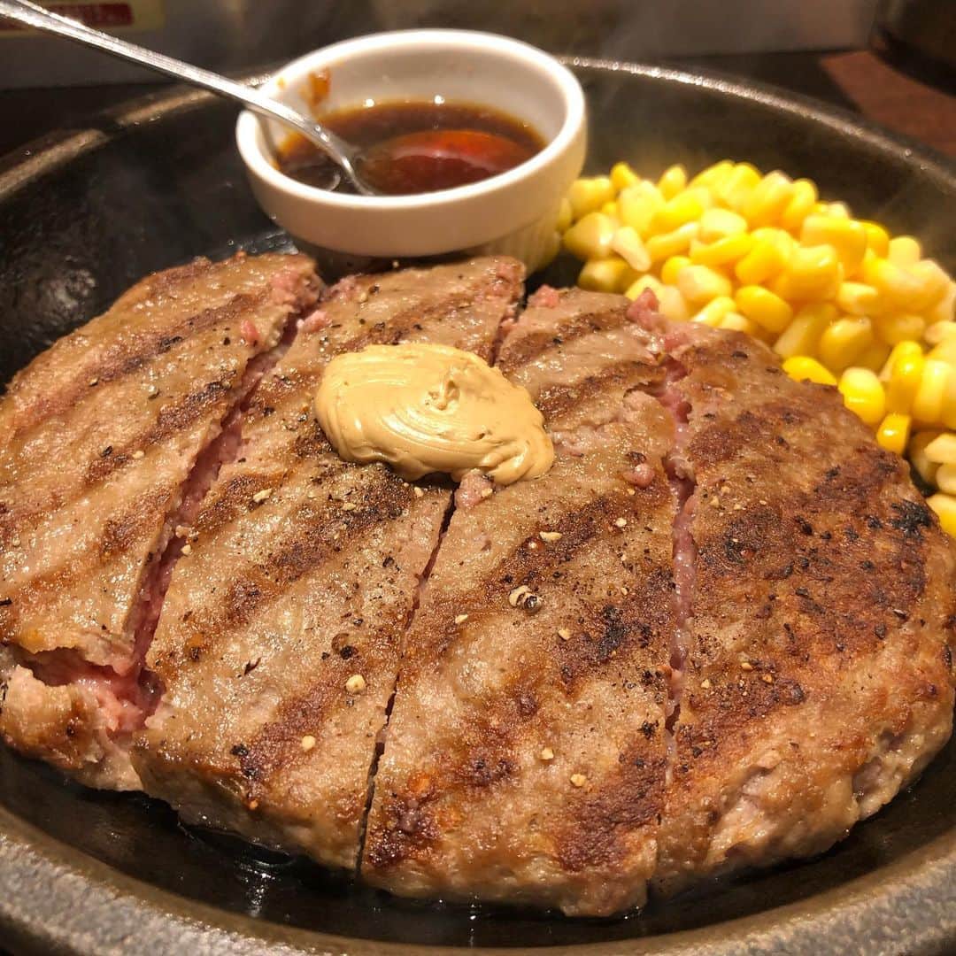 みずしな孝之のインスタグラム：「いきなりステーキはワイルドハンバーグ派」