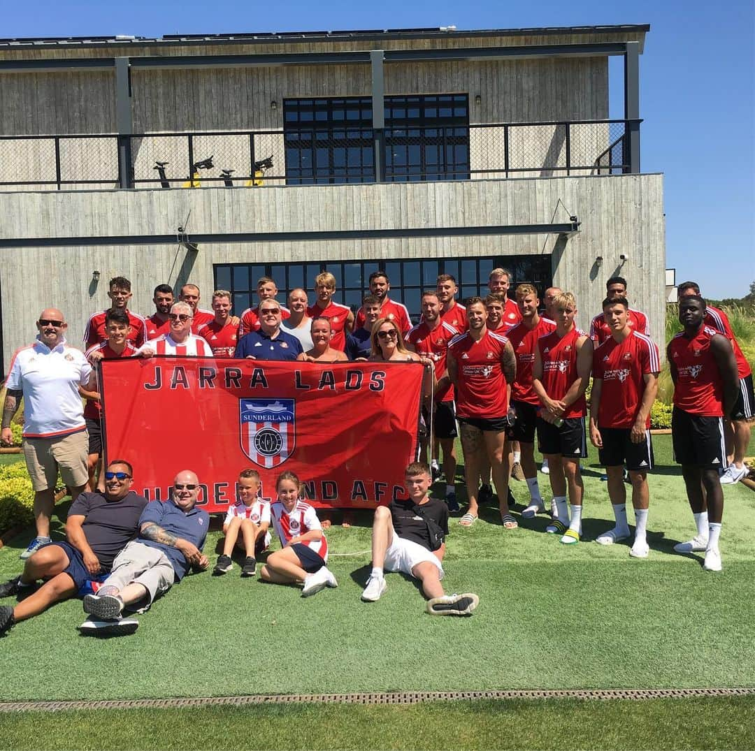 サンダーランドAFCさんのインスタグラム写真 - (サンダーランドAFCInstagram)「Great to welcome some special guests to training today, including our Portugal tour sponsors, UK Asbestos Specialists Limited. 🇵🇹☀️#SAFC #OneClubOurClub 🔴⚪️」7月19日 19時53分 - sunderlandafcofficial