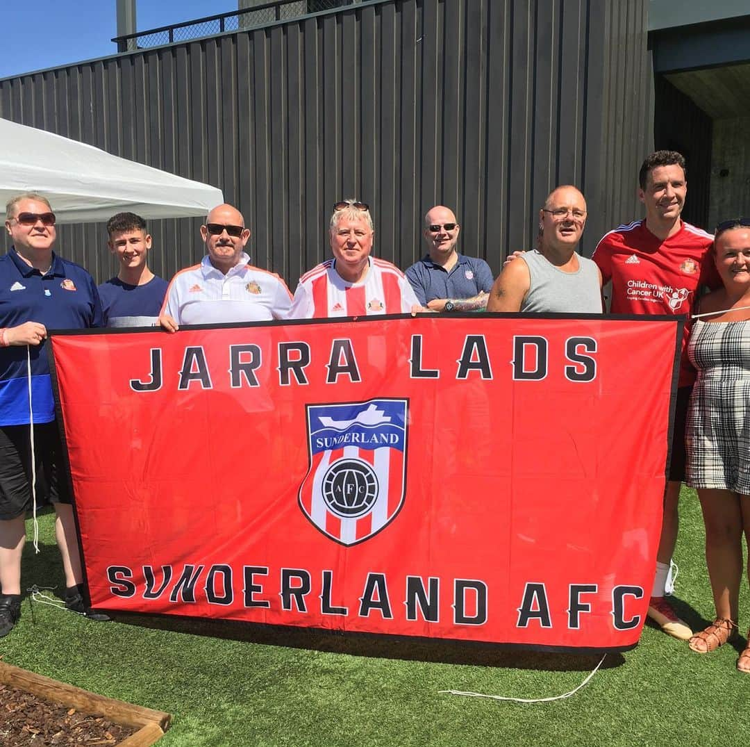 サンダーランドAFCさんのインスタグラム写真 - (サンダーランドAFCInstagram)「Great to welcome some special guests to training today, including our Portugal tour sponsors, UK Asbestos Specialists Limited. 🇵🇹☀️#SAFC #OneClubOurClub 🔴⚪️」7月19日 19時53分 - sunderlandafcofficial