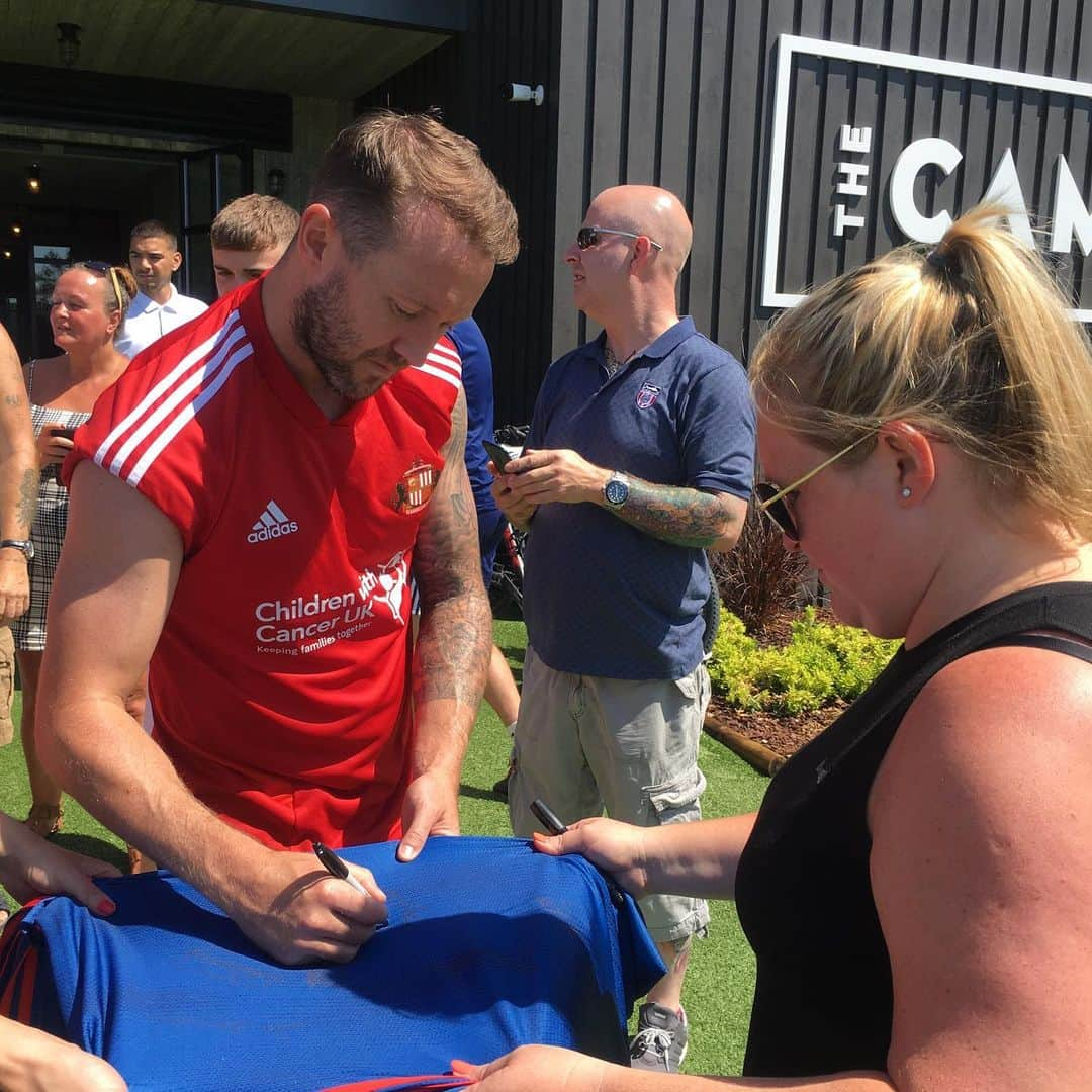 サンダーランドAFCさんのインスタグラム写真 - (サンダーランドAFCInstagram)「Great to welcome some special guests to training today, including our Portugal tour sponsors, UK Asbestos Specialists Limited. 🇵🇹☀️#SAFC #OneClubOurClub 🔴⚪️」7月19日 19時53分 - sunderlandafcofficial