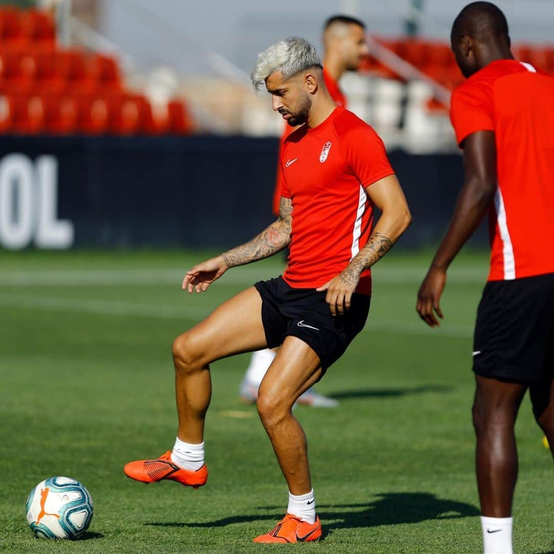 グラナダCFさんのインスタグラム写真 - (グラナダCFInstagram)「El #Granada apura su segunda semana de pretemporada. 🔴⚪️ #Granada #Laliga #ligasantander #liga #futbol #soccer #football #granadacf #SobranLasPalabras #EternaLucha #primeradivision」7月19日 19時49分 - granadacf