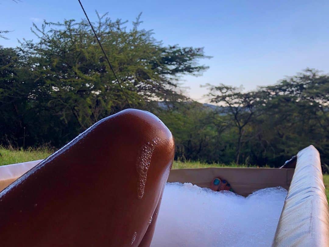 ケリスのインスタグラム：「Sunset baths at camp site.. priceless!」
