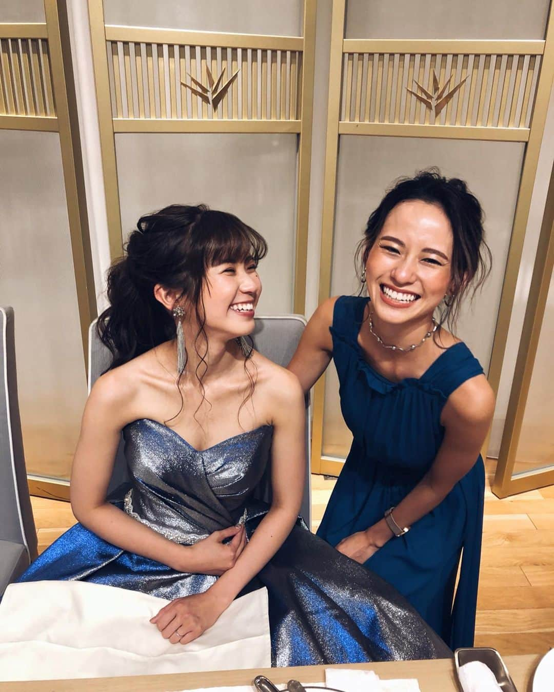 関本香里さんのインスタグラム写真 - (関本香里Instagram)「ㅤㅤㅤ この間、妹の結婚式でした❤️ 家事仕事育児をこなしながら (たまにさぼってたけどw) ここまで準備よく頑張ったね☺️ 最後の手紙で涙が出た😢 2人らしい結婚式で、沢山の笑顔に 溢れてる結婚式でした❤️ ㅤㅤㅤ 髪型は、自分でやったよ✌️ いつも通りの後れ毛ヘアー✌️ 髪色はどうしても結婚式前に綺麗にしたくて @izumi_takahiro.jp さんに時間がない中で お願いしてやってもらいました😌 ありがとうございます🙏 ㅤㅤㅤ #結婚式 #wedding #happy  #ヘアアレンジ #hair #ヘア」7月19日 19時50分 - kaori_sekimoto_