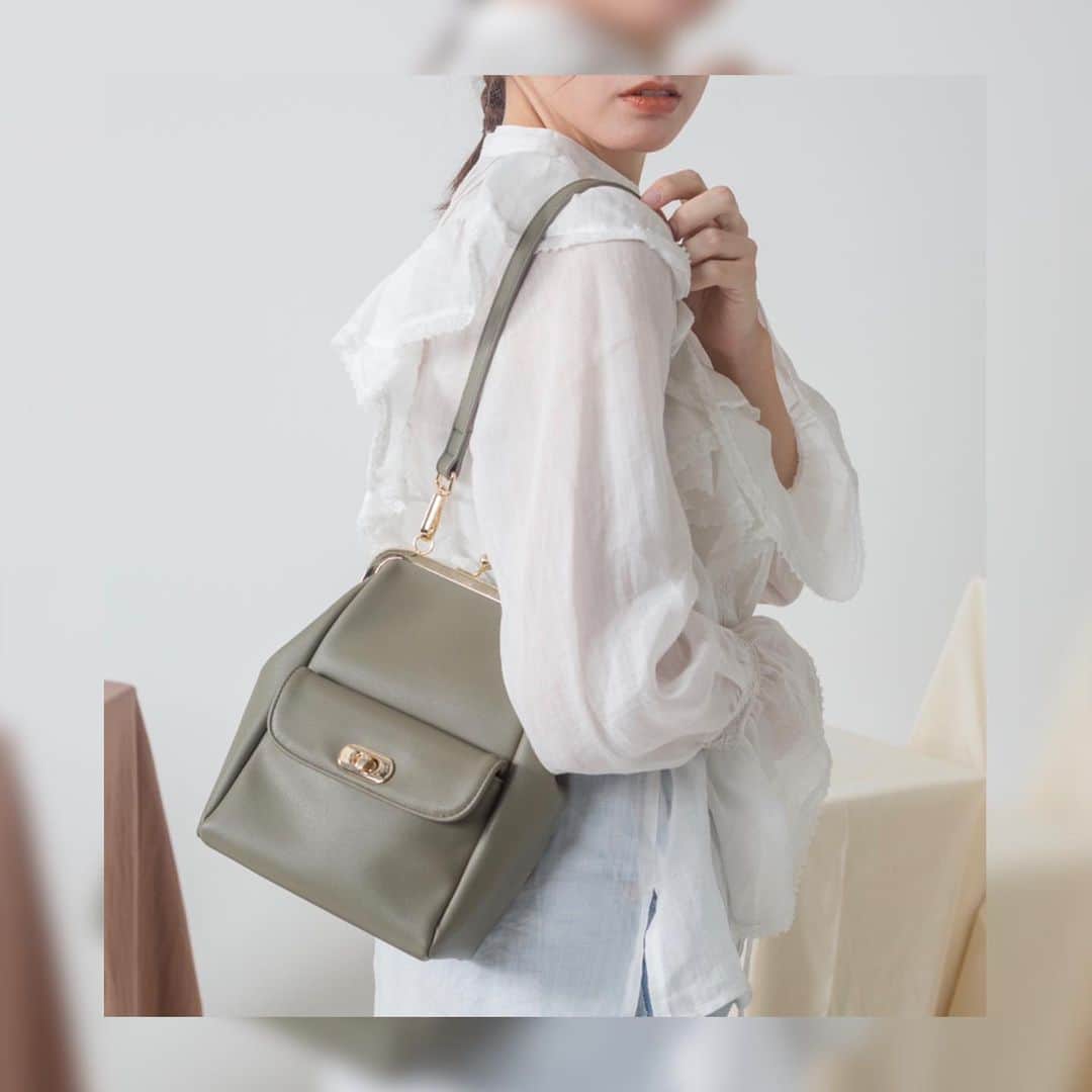 SMIRNASLI_officialのインスタグラム：「.2way purse Bag . New arrival❤︎ . SMIR NASLI Autumn 新作 続々入荷中！ . 太ベルトも細ベルトも 付いているので 気分で、スタイルに合わせて 変えられる❤︎ . 5色展開でコーデュロイ生地も！ . . #SMIRNASLI#サミールナスリ #Bag#Newarrival#Autumn」