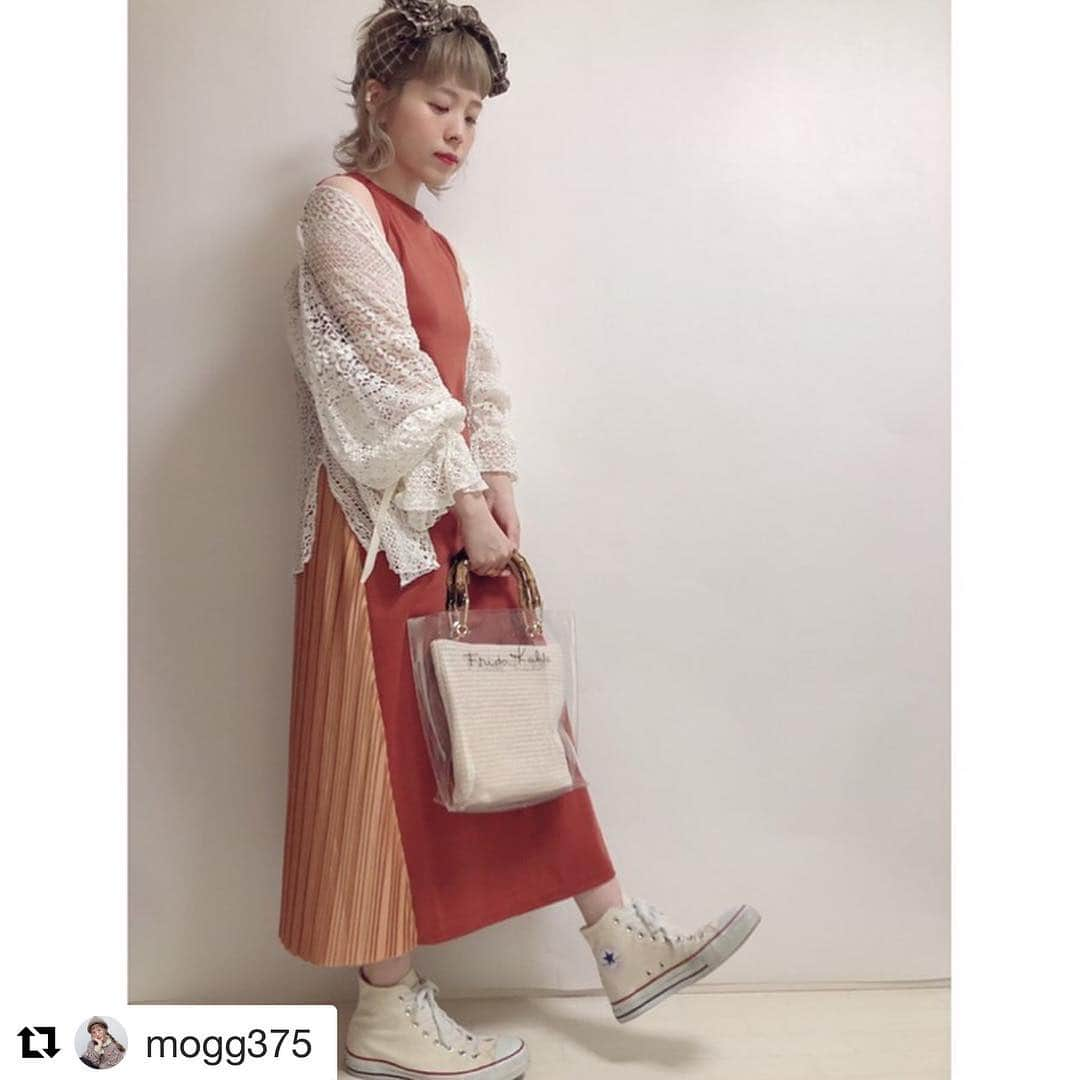 ショップにこにこさんのインスタグラム写真 - (ショップにこにこInstagram)「#Repost @mogg375 with @get_repost ・・・ 大人っぽgirly💁🏻‍♀️むふ✨？ 。 。 ヘアバンド➳【ハンドメイド】 ワンピ・クリアバッグ➳【 @shopnikoniko 】 カーディガン➳【 @luluchu_official 】 スニーカー➳【コンバース】 。 。 【 @shopnikoniko 】おトク情報🌷 ✨ZOZOTOWN店限定✨ ◉バンブークリアバッグ3,218円 → 2,480円 ◉バックプリーツワンピース3,239円 → 2,678円 7月19日(金)13:00 ～ 7月24日(火)10:59までタイムセール 。 。 #ショップにこにこ_zozotown #chao_app #pr #ootd #お洒落さんと繋がりたい」7月19日 19時54分 - shopnikoniko