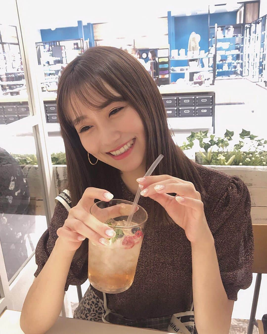 小嶋真子さんのインスタグラム写真 - (小嶋真子Instagram)「. こ！の！あ！い！だ！ . 小顔矯正に行って参ったこじまです🙈 いつも痩身エステでお世話になっている  @neutral_official の寺田さんにしていただきました💌 . 少しさわってもらっただけなのに 私の弱点をズバリと言い当てたりと... 驚きの連続でした🐥🍃 1番びっくりしたのは、 すごくつまずきやすいですよね？って😳😳😳 本当にこれ悩みで... . そんなこんなで、 小顔矯正と一緒に次回から骨盤矯正もお願いして こける原因や歪みの改善、痩せやすく浮腫みにくい体を 一緒に作っていただくことにしました😌🍒 . そして小顔矯正の効果は勿論、 次の日の朝のむくみの無さや目のぱっちり具合 頬の高さを揃えてもらったりと大満足でした💐 . 顔シュッとしたねと言われることも増えて、 ハッピーハッピーです🥰 興味のある方はぜひ行ってみてください😳♡ .」7月19日 19時57分 - makochan_2525