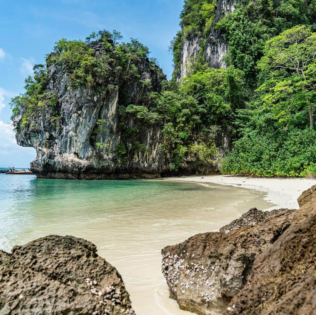 ルフトハンザさんのインスタグラム写真 - (ルフトハンザInstagram)「Between the rocky bays of the tropical islands you can discover extraordinary and secluded beaches. #FindYourAdventure #Lufthansa #FlyToBangkok」7月19日 19時57分 - lufthansa