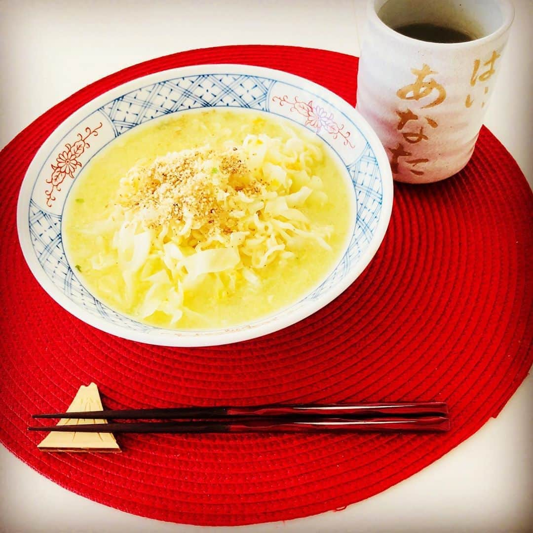 平愛梨さんのインスタグラム写真 - (平愛梨Instagram)「フフフッ🐷 お昼寝してくれた隙に🍜✨ なぜ、こんなに美味しいんだ🤩💓 #サッポロ一番塩ラーメン#ラーメン#インスタント#やっぱり#美味しいよ#ストック#しちゃうよね#平飯」7月19日 19時58分 - harikiri_tairi