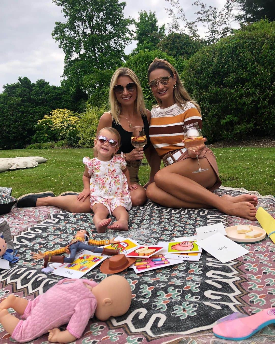 サム・フェアーズさんのインスタグラム写真 - (サム・フェアーズInstagram)「Last week, little garden party ☺️ my top is new in @allbitslondon (also comes in pink) knitted top £33 x」7月19日 19時58分 - samanthafaiers