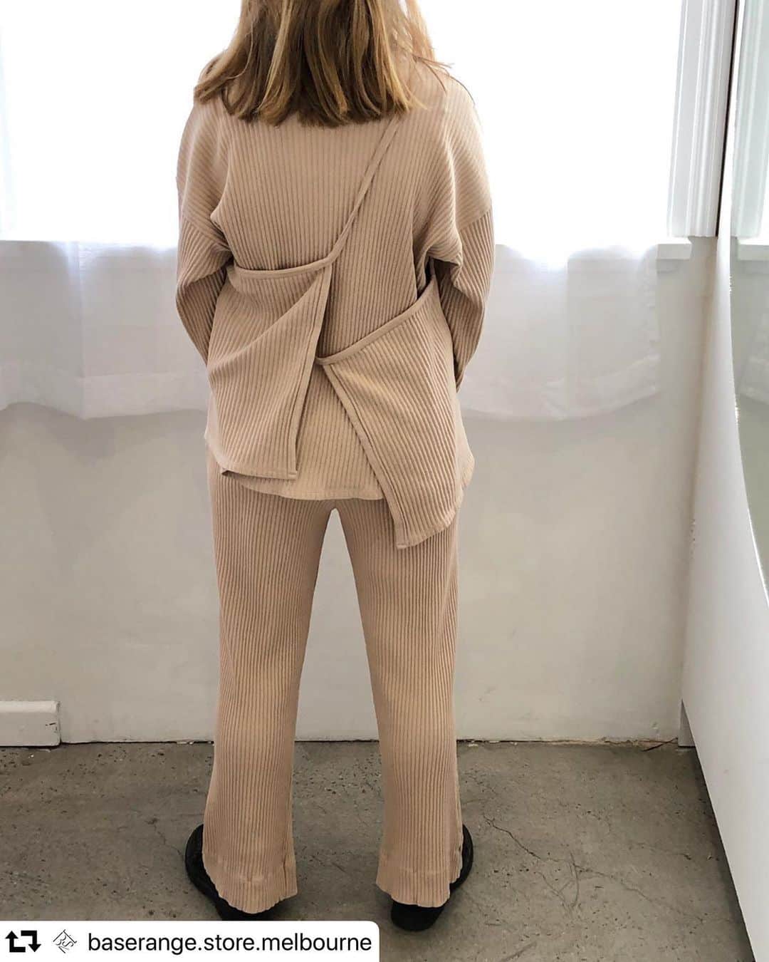 のインスタグラム：「BASERANGE 2019AW new collection - EMILY WEEK ONLINE STORE、LUMINE 池袋店にBASERANGE 2019 AWコレクションが新入荷。  大人気のコットンリブシリーズに新色が登場。 心地よさを感じながらおしゃれを楽しんで。 - 【BASERANGE】 生きる人々すべてへのリスペクトを表現し、環境への負担を最小限に抑えながら 高品質な製品を届けるという理念を持ったフランス発のアンダーウェアとウィメンズアパレルブランド。 染料にはOeko-Tex認証のもののみが使用され、ケミカルな物質の廃棄を避けるため、有害な化学物質や金属物質は一切使用しておりません。 繊維には、オーガニックコットン、バンブー、キュプロ、モダールが使用されています。 - EMILY  WEEK LUMINE IKEBUKURO 東京都 豊島区西池袋1-11-1 ルミネ池袋 B1F ATERIE Spick&Span内 - #EMILYWEEK #reset #active #neutral #balance #aroma #organic #period #relax #design #typography #photography #womonslife #tokyo #ikebukuro #LUMINE #newopen #baserange #sustainable - #repost @baserange.store.melbourne ・・・ Kira in double organic cotton rib 〜 Shaw Long Sleeve & Gita Pants from Autumn 19, this colour is ‘Gravel Beige’. Open until 6pm today。」