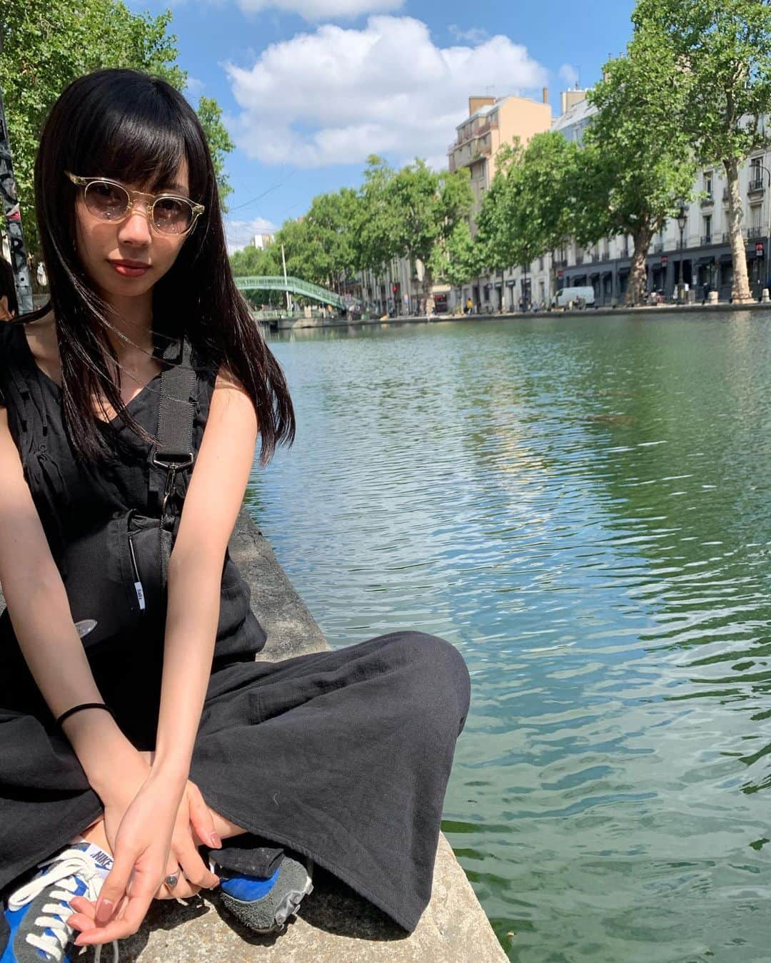 きなりさんのインスタグラム写真 - (きなりInstagram)「フランスにはちょこちょこ川が流れてる🇫🇷 川沿いでのんびりデリでごはん買って食べたり夜はお酒飲んだり、川だけでなんでも出来る最高スポットに友達とずっと居た😂 フランスに行ったタイミングがたまたま独立記念日で、凱旋門には大きな旗が掲げられてたりルーブル美術館はタダで入れたり、夜はエッフェル塔で花火が打ち上げられていたよ〜本当に運が良かった✌️ そしてなんと言っても、本場のフレンチ食べられたのがもう〜〜幸せだった😭❤️ フレンチ大好きなの、綺麗だしじっくりゆっくり食べられるのが楽しくて好きで、最後に載せたランチプレートが最高峰に美味しかった…！🤤 ポークソテーにりんごのソース🍎 ああ今思い出しただけで食べたい… フランス大好きになった☺️💐 今回の旅で気付いた方居るかと思いますが、 スニーカーは @nike × @undercover_lab  ポーチは @salix_tokyo だよん！ どちらも軽くて楽チンで重宝しました🙏」7月19日 20時05分 - kiiiina04