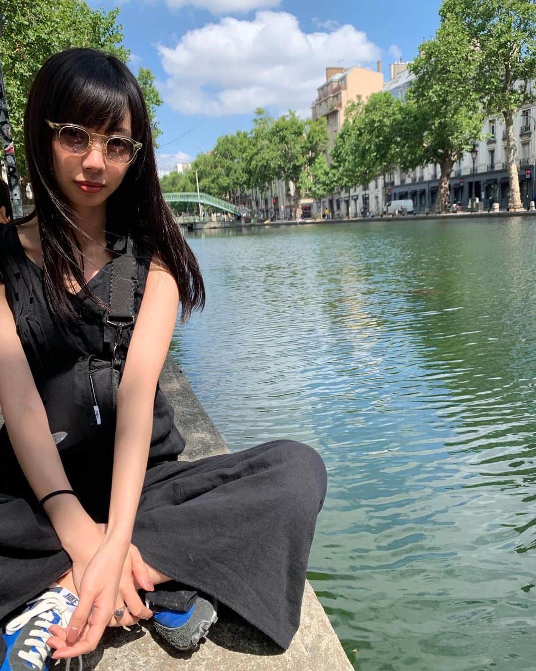 きなりのインスタグラム：「フランスにはちょこちょこ川が流れてる🇫🇷 川沿いでのんびりデリでごはん買って食べたり夜はお酒飲んだり、川だけでなんでも出来る最高スポットに友達とずっと居た😂 フランスに行ったタイミングがたまたま独立記念日で、凱旋門には大きな旗が掲げられてたりルーブル美術館はタダで入れたり、夜はエッフェル塔で花火が打ち上げられていたよ〜本当に運が良かった✌️ そしてなんと言っても、本場のフレンチ食べられたのがもう〜〜幸せだった😭❤️ フレンチ大好きなの、綺麗だしじっくりゆっくり食べられるのが楽しくて好きで、最後に載せたランチプレートが最高峰に美味しかった…！🤤 ポークソテーにりんごのソース🍎 ああ今思い出しただけで食べたい… フランス大好きになった☺️💐 今回の旅で気付いた方居るかと思いますが、 スニーカーは @nike × @undercover_lab  ポーチは @salix_tokyo だよん！ どちらも軽くて楽チンで重宝しました🙏」