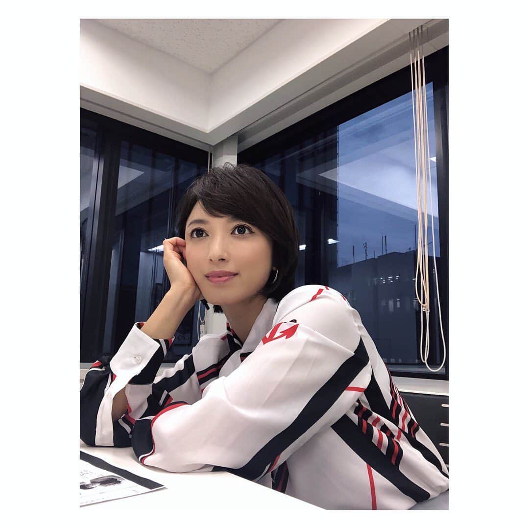 のインスタグラム：「インタビュー終わりました。  何回やっても いつまで経っても緊張します。  #今日公開の映画 #インタビュー #天気の子 #私服#お気に入り〜のシャツ」
