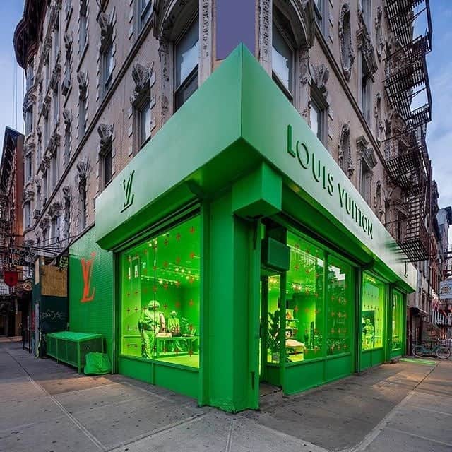 ZOO Magazineさんのインスタグラム写真 - (ZOO MagazineInstagram)「With their limited-time Pop-Up in the Lower East Side, Louis Vuitton invites to experience Virgil Abloh's second Men's Collection.⁠ ⁠ Completely in neon green, the space is an immersive experience of the Fall/Winter 2019 collection, opened exactly at the spot recreated during the #LVMenFW19 show in Paris.⁠ ⁠ The Louis Vuitton New York Men's FW19 Pop-Up will be at 100 Rivington Street, New York, 10002 ♚⁠ ___⁣⠀⁠ #LouisVuitton #LVMenFW19 #VirgilAbloh #NewYork #PopUp ⁠ ⁠ ⁠」7月19日 20時14分 - zoomagazine