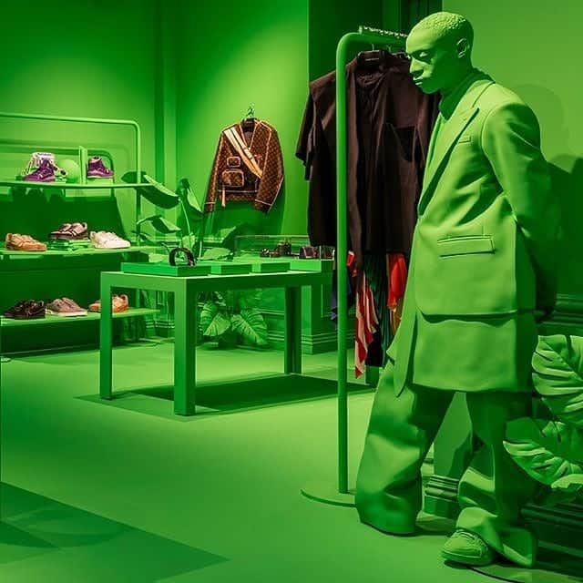 ZOO Magazineさんのインスタグラム写真 - (ZOO MagazineInstagram)「With their limited-time Pop-Up in the Lower East Side, Louis Vuitton invites to experience Virgil Abloh's second Men's Collection.⁠ ⁠ Completely in neon green, the space is an immersive experience of the Fall/Winter 2019 collection, opened exactly at the spot recreated during the #LVMenFW19 show in Paris.⁠ ⁠ The Louis Vuitton New York Men's FW19 Pop-Up will be at 100 Rivington Street, New York, 10002 ♚⁠ ___⁣⠀⁠ #LouisVuitton #LVMenFW19 #VirgilAbloh #NewYork #PopUp ⁠ ⁠ ⁠」7月19日 20時14分 - zoomagazine