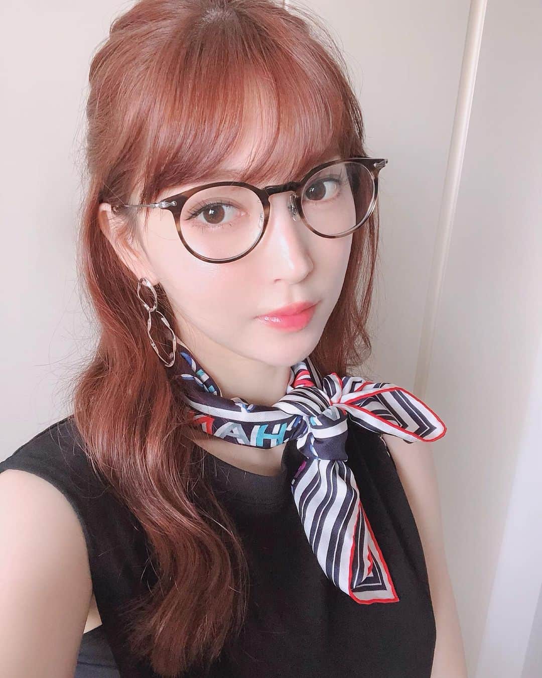 のインスタグラム：「どうしてもスカーフを首に巻きたくて、、無理やり大きいスカーフを頑張って折って結びました😂✨ 最近どこもセールだからお安くお洋服買えて嬉しいなぁ〜💕 さて！ 明日はビーチヨガ&BBQ🧘‍♀️🏖🍖 気をつけていらしてくださいね💓 楽しみすぎて、、 遠足の前の日野気分🥳 寝れるかな…🙄 . #スカーフ #スカーフアレンジ #ビーチヨガ #BBQ #サンセットヨガ #スカーフコーデ」