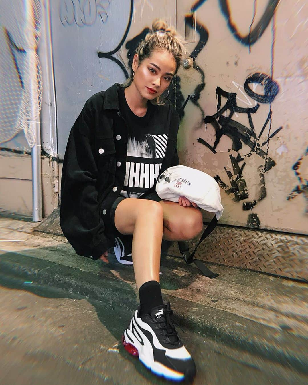 雨森はなこさんのインスタグラム写真 - (雨森はなこInstagram)「🐼🌹🐼🌹🐼 最近お気に入り白黒 @puma 👟❤️ コーデも白黒でまとめてみたんだよん 寒かったから @ggl_official のジャケット、オールシーズン使えてしまっていつまでも着まわしておる😂🔥 コーデ詳細はタップしてみてねん🔍🌹 ・ 明日フリマで出品するので是非遊びに来てねーっ🐷🧡 【日程】7/20, 7/21 🕒 12:00 〜 17:00 【会場場所】東京都渋谷区神宮前4-32-4 2F #ootd#outfitoftheday#fashion#love#instadaily#instagood#ggl#puma#pumacell#new#kawaii 💓」7月19日 20時21分 - hanako7o4