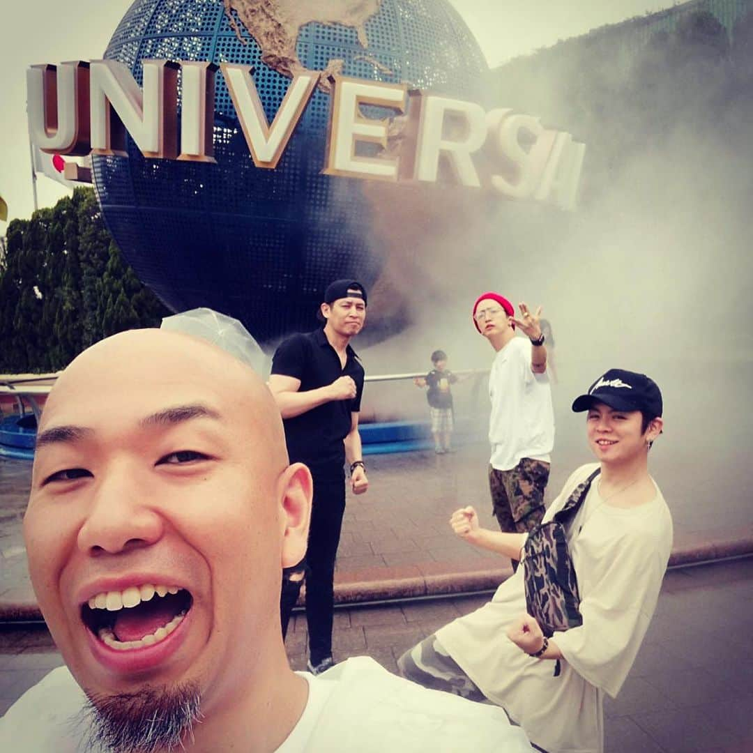 明希 さんのインスタグラム写真 - (明希 Instagram)「初USJ🤣超楽しいな、なんだココ🤟🤟🤟 チャーリーブラウンとマリリンモンローと写真撮った🤳 苦手な絶叫系も挑戦したよ。。。死ぬかと思った\m/,(•。•) #USJ #madと遊園地に訪れる日が来るとは」7月19日 20時36分 - sid.aki