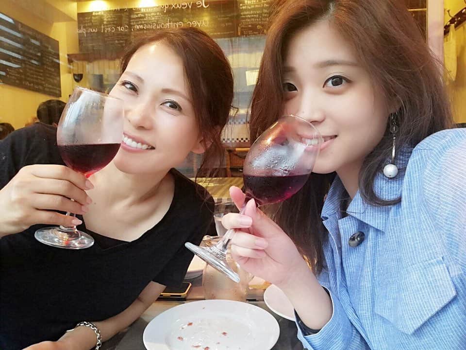 のインスタグラム：「. 長女と♡ @7g1sa . ワインなんて飲みながら なんでも話せるようになったね。 恋愛、お仕事、友人の事… . ママはいつも貴方達に助けられてます。 . こんな時間が作れるのも お留守番してお家を守ってくれる次女のおかげ。 @saosapop  さおちゃん いつもありがとう。 . 子供達のことが大好き大好き大好きだー❤️ . . さおちゃん、お盆も順番こに、 なぎちゃんとお兄ちゃんに会いに行こうね。 . . . #family #長女#love #長女#世の中で一番好きな人たち#子供#長男と長女と次女 #26歳 #daughter#親バカ#ママの命」