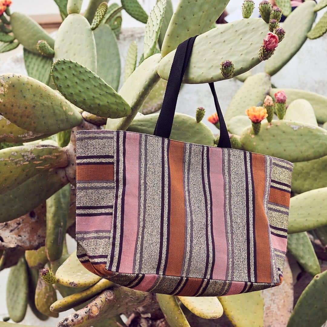 アクセサライズのインスタグラム：「With its earthy tones and gold shimmer threads, our Amina tote bag will shine among your travel accessories. 🔍 7906319700  Tap the link in the bio to shop now.  #Accessorize」