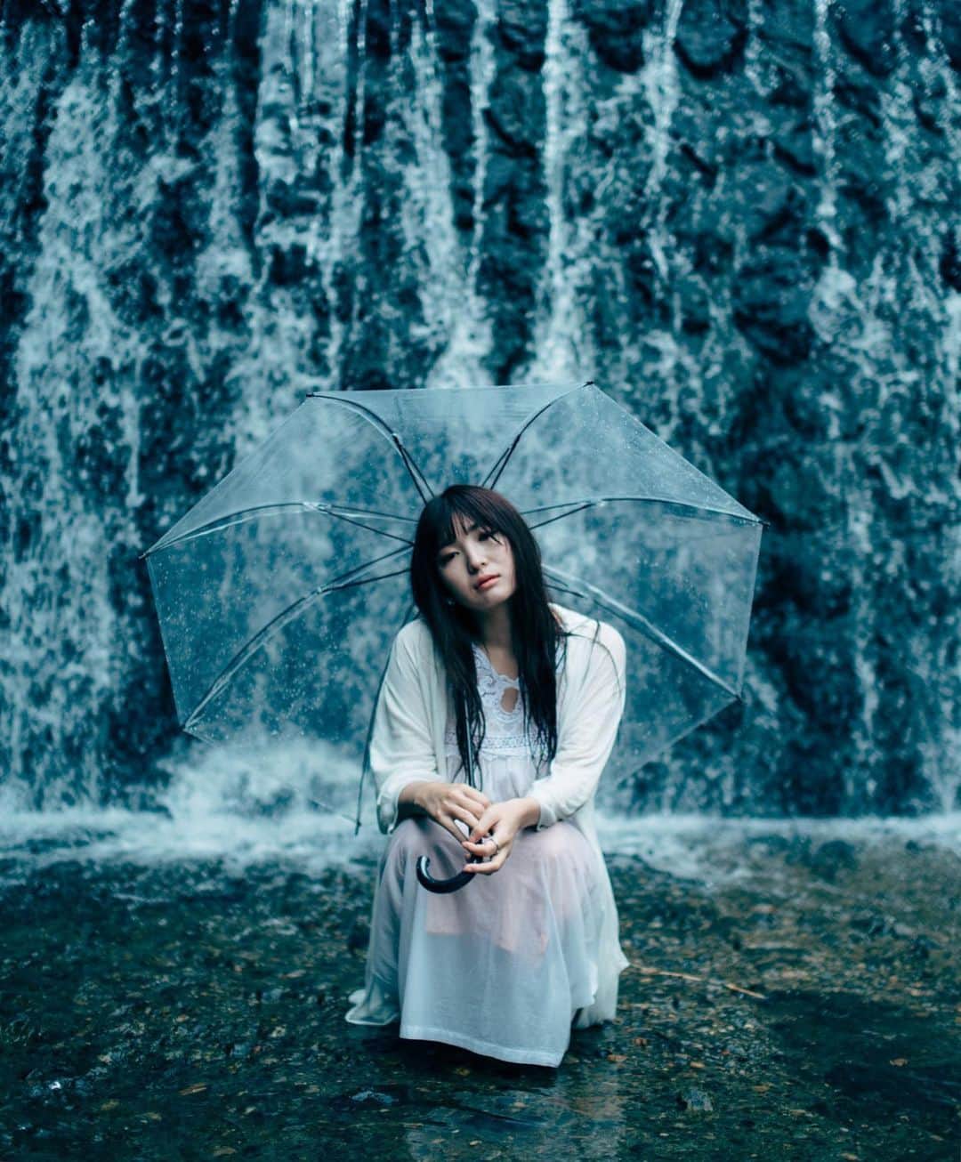 haraoのインスタグラム：「. 雨は続く . . . #sonyalpha  #オールドレンズ #distagon  #人像攝影 #外拍 #GPW_members_only #portrait #ポートレート撮影  #被写体募集 #エモい」