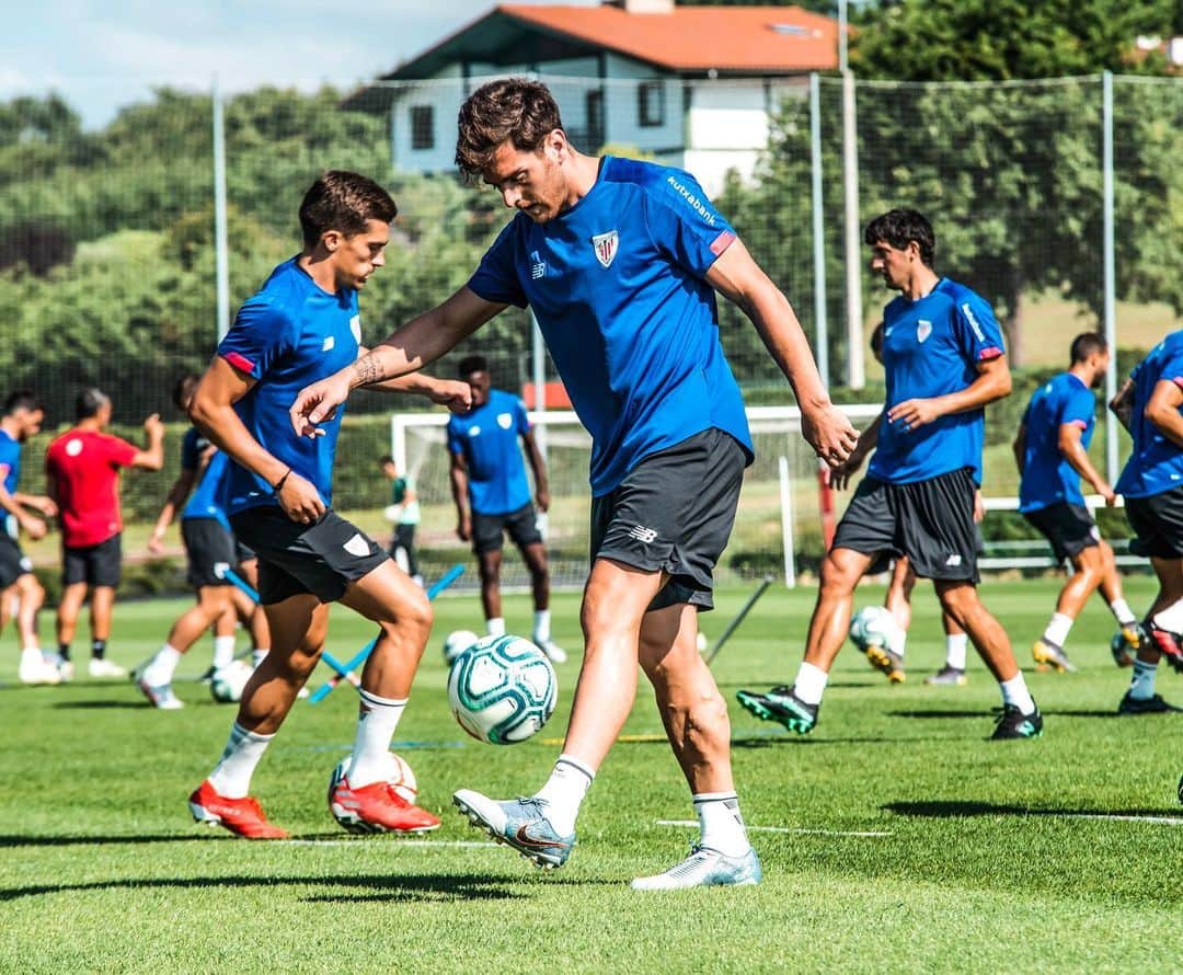 イバイ・ゴメスのインスタグラム：「I’m in love with you ⚽️❤️ Hoy doble sesión de entrenamiento. Mañana primer partido de pretemporada. 💪🏼 Aupa @athleticclub ! 🦁🔴⚪️」