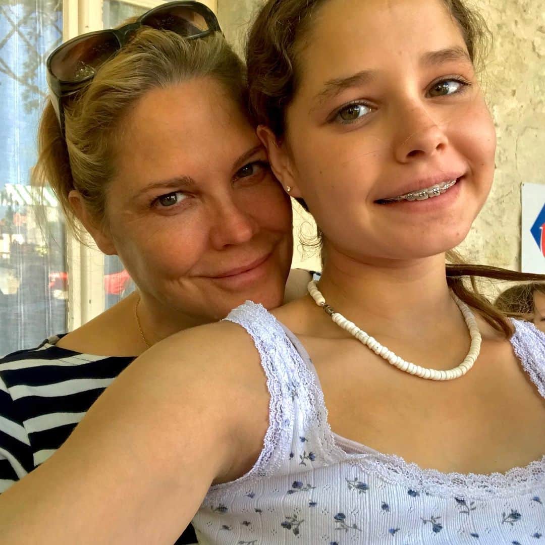 メアリー・マコーマックのインスタグラム：「Lunch in France at the L’ion D’or」