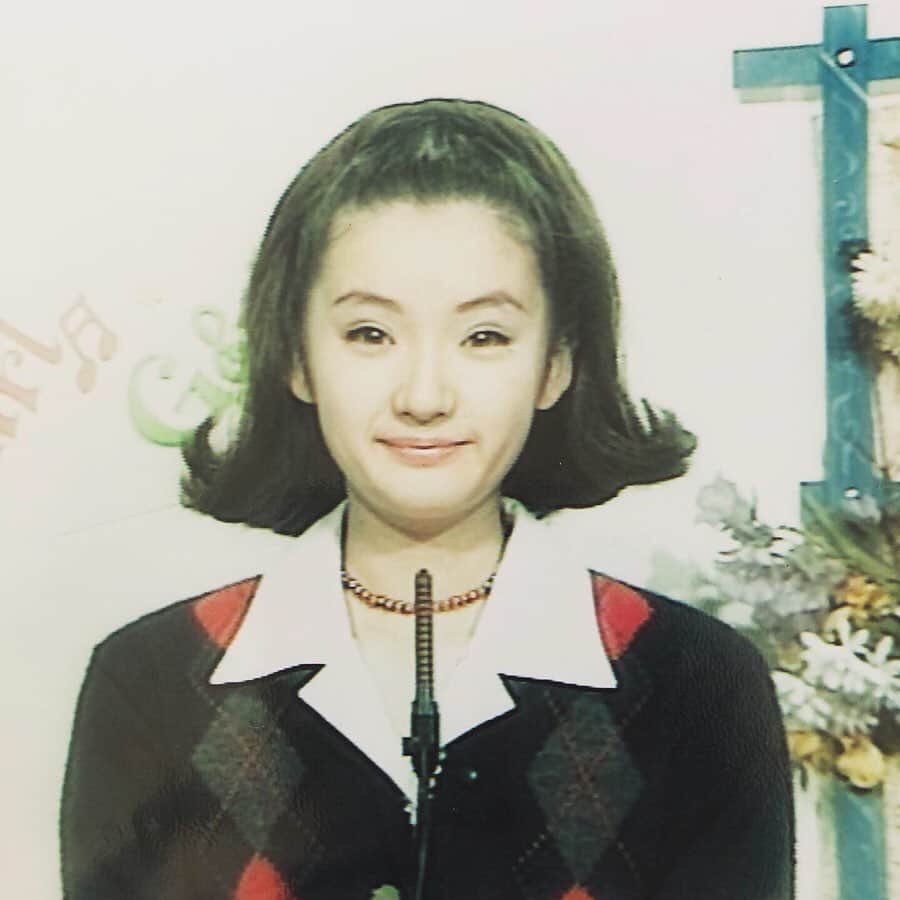 千秋さんのインスタグラム写真 - (千秋Instagram)「髪長すぎるwww  1992〜1993年頃かなあ。前回の写真は「千秋のリクエストジャパン」という番組でしたが、こちらは「Girl Girl Girl」という別の番組です。 「3曲続けて、どうぞ！」って言ってるようです。 こちらも全スタイリング自分。自前。Vivienne多めですね。懐かしい。  この2番組の女ディレクター宮坂さんは、同時にHitomiちゃんの番組もやっていました。後から入ったHitomiちゃんは、あっという間に歌手デビューが決まり、宮坂さんがPVも担当することになりました。歌手になりたくてこの世界に入ったけど、まだそんな話が0だったわたしは、とても羨ましかったのを覚えています。そして宮坂さんと「もしいつかわたしも歌手デビューできたら、その時はPVを作ってね」「うん、もちろん」という話をしました。しかし、なかなかそんな機会に恵まれなくて約束を果たせないまま、番組を卒業しました。 それから数年経って••• ポケビがあんな凄いことになり、そのおかげで、念願の「歌手デビュー」になった時、初めて自分で色んなことを決めていいことになりました。ソロデビュー曲の「Bee」。PVを誰に撮ってもらう？って話になった時「スペースシャワーにいる宮坂さんに撮ってもらいたいです。昔、そんな話をしたから」と言って、約束通り、撮ってもらいました。久しぶりの再会、お互い多くは話さなかったけど、凄く嬉しかったのを覚えています。  ちなみに「Bee」というのは、わたしが高校生の時、軽音楽部で組んでいたBANDの名前です。わたしはボーカルでした。BANDブームのあの頃、校内には十数BANDありましたが、気の多い年頃、すぐメンバーが辞めたり解散したりする中、わたし達「Bee」は入学式直後に組んでから、一度もメンバーチェンジをしない女の子BANDでした。ドラムとベースのリズム隊がとにかく上手くて、校内という狭い範囲では実力派として一番有名なBANDだったので、わたしは勝手にこのメンバーでプロになるんだ✨と思い込んでいたのです。（どうやらみんなはそんなつもりはなかったらしいのですが😅） そんな想いから、デビュー曲の曲名にしたのでした。  スペースシャワーのこの2番組のおかげでユーミンに出逢えたし、宮坂さん、歌手デビュー、PV、Bee、高校の時のバンド•••全部繋がってる。 思い出深い大好きな番組でした。またスペースシャワーやりたい。本当に。  #倉庫片付けてたら昔の写真出てきたシリーズ 13 #スペースシャワーTV #千秋のリクエストジャパン #ガールガールガール #千秋スタイリング #自前スタイリング #ピエールカルダン #ヴィヴィアンウエストウッド #スーパーラバーズ #渋谷クアトロ #松任谷由実 #ユーミン #spaceshowertv #girlgirlgirl #viviennewestwood #superlovers #古着 #倉庫片付けてたら昔の写真出てきたシリーズ 13 #千秋過去画像 #bee #軽音楽部 #女の子バンド #🐝 #千秋コラム」7月19日 20時33分 - chiaki77777