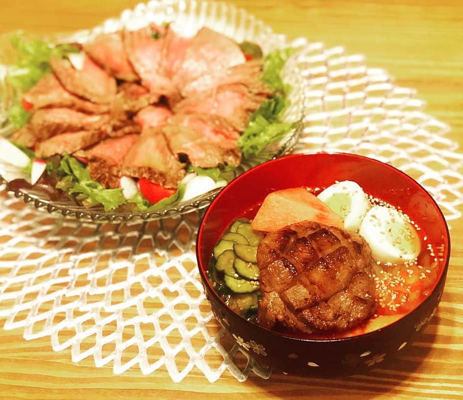 のインスタグラム：「* * * 雨が続いていたので、いつも通りご近所のAEONにお散歩に行ったら盛岡フェアがやっていて、食べてみたかったぴょんぴょん舎の冷麺を発見したので即購入✭ * * * 冷麺作ったことなかったので、なんとなくの記憶を頼りにトップバリュ グリーンアイの具材を見ていると他にも美味しそうな食材を見つけたので買って帰りました☺︎ 冷凍のオーガニックのお野菜はサラダが寂しい時や、おかずが寂しい時に煮物にしたりちょこちょこ使えるのでとっても便利♡ * * * お肉はタスマニアビーフコーナーで色々部位の美味しそうなお肉があったんだけど、なかなか焼肉を食べに行けなくて牛タン不足だったから、大好きな牛タンをチャーシューの代わりに冷麺用に𓃰 それだけだと寂しいから主人からのリクエストでローストビーフを久しぶりに作ったよ☄︎ * * * とっても美味しくできて大満足のお夕飯でした☾ #冷麺  #ローストビーフ  #トップバリュグリーンアイ  #グリーンアイPR  #myhappygreen #タスマニアビーフ  #オーガニック  #AEON  #ぴょんぴょん舎  #手作りごはん  #dinner  #夜ご飯」