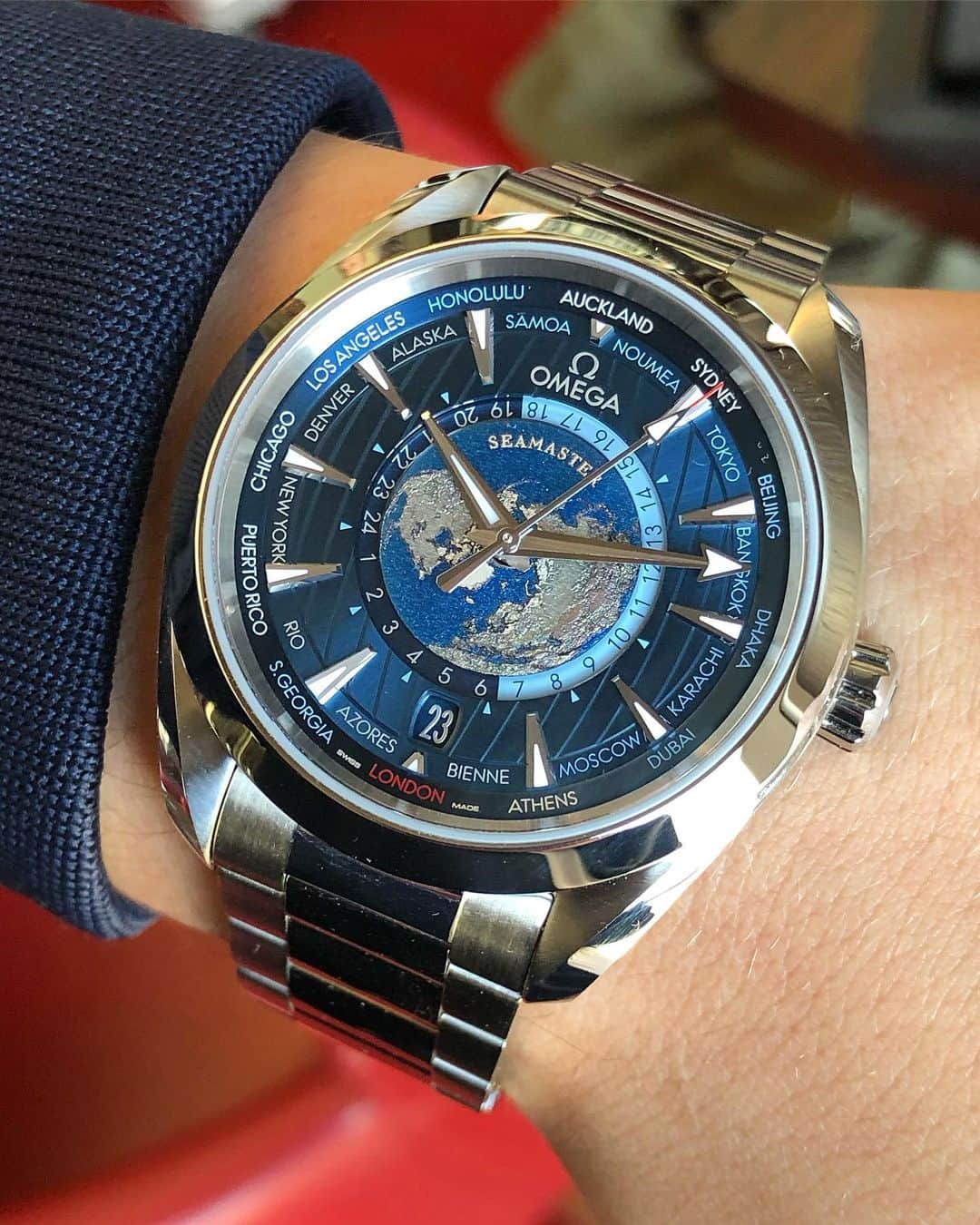 Daily Watchさんのインスタグラム写真 - (Daily WatchInstagram)「Omega Seamaster Aqua Terra Worldtimer with sun-brushed blue dial 👌🏼 #OmegaWatches」7月19日 20時37分 - dailywatch
