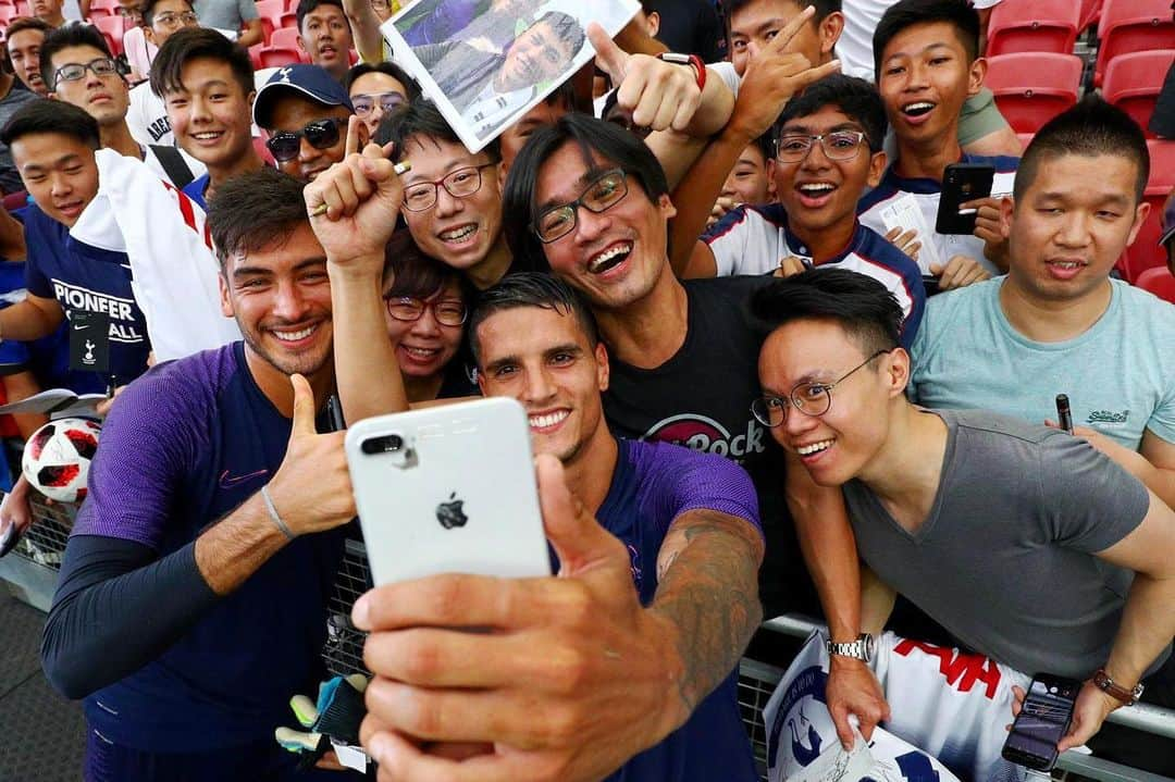 エリク・ラメラさんのインスタグラム写真 - (エリク・ラメラInstagram)「With our fans from Singapore 🇸🇬 always is good to share time with you! Thanks !! Con nuestros fans de Singapur 🇸🇬 siempre es un placer compartir tiempo con nuestros hinchas!! Gracias 🙌」7月19日 20時43分 - eriklamela