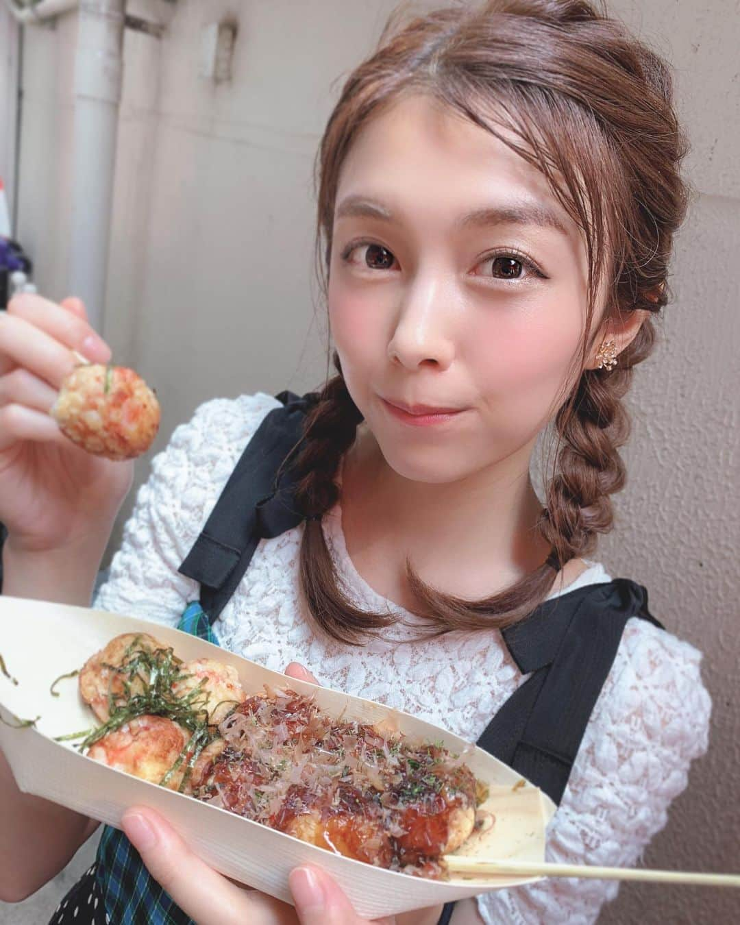 麻衣愛さんのインスタグラム写真 - (麻衣愛Instagram)「たこ焼き🐙 大場ちゃんおすすめのたこ焼きめっちゃ美味しかったー😋🍴💗 #大阪 #遠征 #たこ焼き #道頓堀 #シャルコン #キングオブコント #teamシャルコン #ソース #塩 #美味しかった #満腹 #満足 #日帰り旅」7月19日 20時43分 - maiaiii_0814