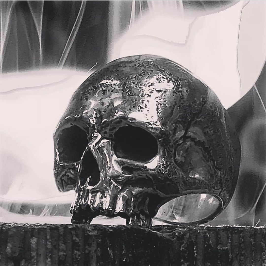 クレイジーピッグさんのインスタグラム写真 - (クレイジーピッグInstagram)「Oldie but goldie 🔥😍🔥 #skulls #skullring #skulljewellery #aged #guitar #fire #flames #skullandbones #luxuryjewellery #bonehand #bling #bones #gothic #goth #gothicjewellery #gothicfashion #gold #londonjewellery #handmadeinlondon #coventgarden」7月19日 20時44分 - crazypigdesignslondon