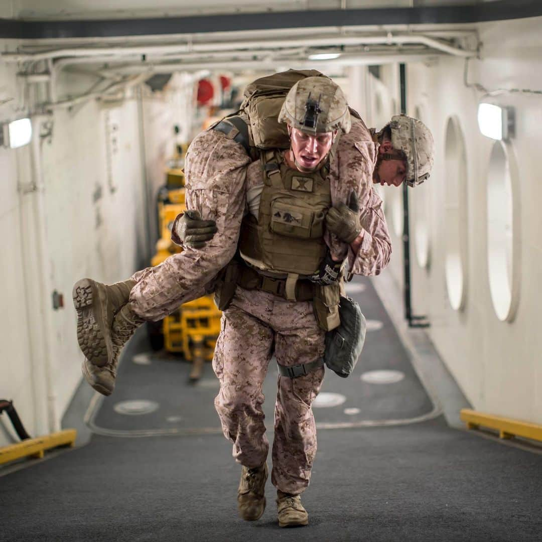 アメリカ海兵隊さんのインスタグラム写真 - (アメリカ海兵隊Instagram)「Gangway  Cpl. Justin Steenerson, with Battalion Landing Team 3/5, @pride_of_the_pacific, fireman carries a Marine during a machine gun training course culminating event aboard the San Antonio-class amphibious transport dock ship USS John P. Murtha. (U.S. Marine Corps photo by Cpl. Adam Dublinske)  #USMC #Marines #PT #Fitness #Training #Military #Deployment #MEULife」7月19日 20時55分 - marines