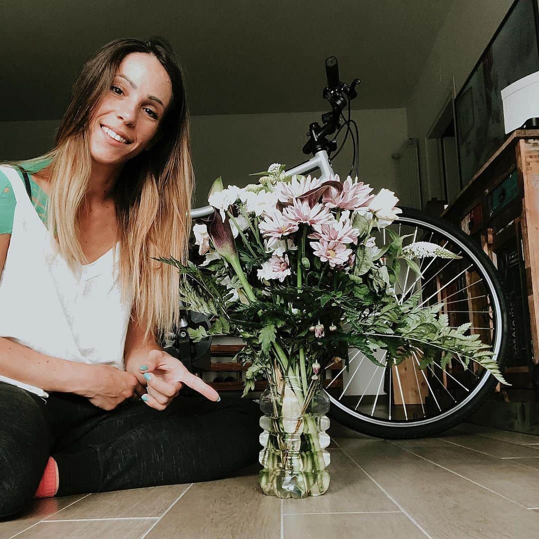 ニコーレ・デラ・モニカのインスタグラム：「Al giorno d’oggi c’è davvero troppa plastica in giro e ognuno di noi dovrebbe dare il suo contributo per risolvere questa situazione, come sostituire oggetti quotidiani in plastica, magari usa e getta, con altri di materiali lavabili e riutilizzabili. Oppure trovare il modo di riciclare oggetti in plastica e dare loro una nuova vita!  Per questo vi propongo una challenge! Dovrete create un post o un videopost in cui mostrerete come sostituire o riutilizzare la plastica, oppure creando un “evento di pulizia” di spiagge, boschi ecc coinvolgendo anche amici e i vostri followers! Per partecipare al contest dovete: - menzionare @lessplasticismorelife  @opera2030 @influgramer_com #plasticfree #noplastic #lessplasticismorelife e @nik_dellamonica  I 3 post che mi piaceranno di più verranno ripostati!」