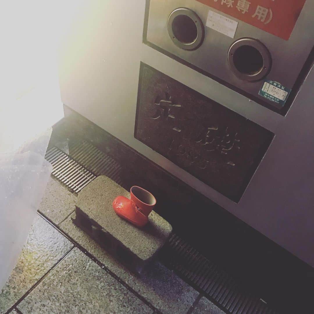 Yuka Maeda ::manicurelistのインスタグラム：「雨の降る帰り道☔️ 👧🏻は自転車乗りながら途中で寝ちゃって 彼女の持っていた大事なしまじろうスマホ入ってるバッグを横断歩道の真ん中で落とし🤢💦 信号は赤になるし雨は降ってるし 本人寝てるし 真ん中で自転車止めて取りに行って🤢🤢 （拾えるまで待っててくれたタクシーさんほんとありがとう😭） ビシャビシャでやっと家に着いたとおもったら 片足、長靴履いてない！🙀 本人も気づいてギャン泣き😭😭😭 とりあえず荷物置いて体拭いてから探しに行こうって説得して、大荷物抱えて👧🏻抱えて家はい上がって（笑）  ふたりで長靴探しの旅に😂 その辺に落ちてるやろーと思って ないねえーー🤔って言いながら2人で探してたら あったー！！！！🥺❤️ 優しい方が濡れないように少し屋根のあるところに置いててくれてた😭 しかもご丁寧にブロックの上に！😂 優しい人っているなあ😭❤️❤️❤️ ほんまに最後ほっこりな出来事でした😭 どなたかわからないけどありがとうございました😭✨ 👧🏻も大喜び💃💓 大阪市北区 梅田.中崎町.駅から徒歩7分🚶‍♀️ CADENAS nail eyelash  マツエクアカウント @cadenaseyelash LINE:@ cadenas 🆔検索🙋‍♀️ tel:06-4792-8617. cadenas.nail@gmail.com. .  #instalike #instadaily #instamood #instalove #instafashion #ほっこり #nails #ママリ#2歳児  #nailswag #落し物 #長靴 #優しい人  #雨 #instanails  #親バカ部 #mama #fashion #ホットママタウン #おしゃれな人と繋がりたい #tbt #swag #幼児 #coordinate #photooftheday  #2歳 #ネイル好きな人と繋がりたい #girl」