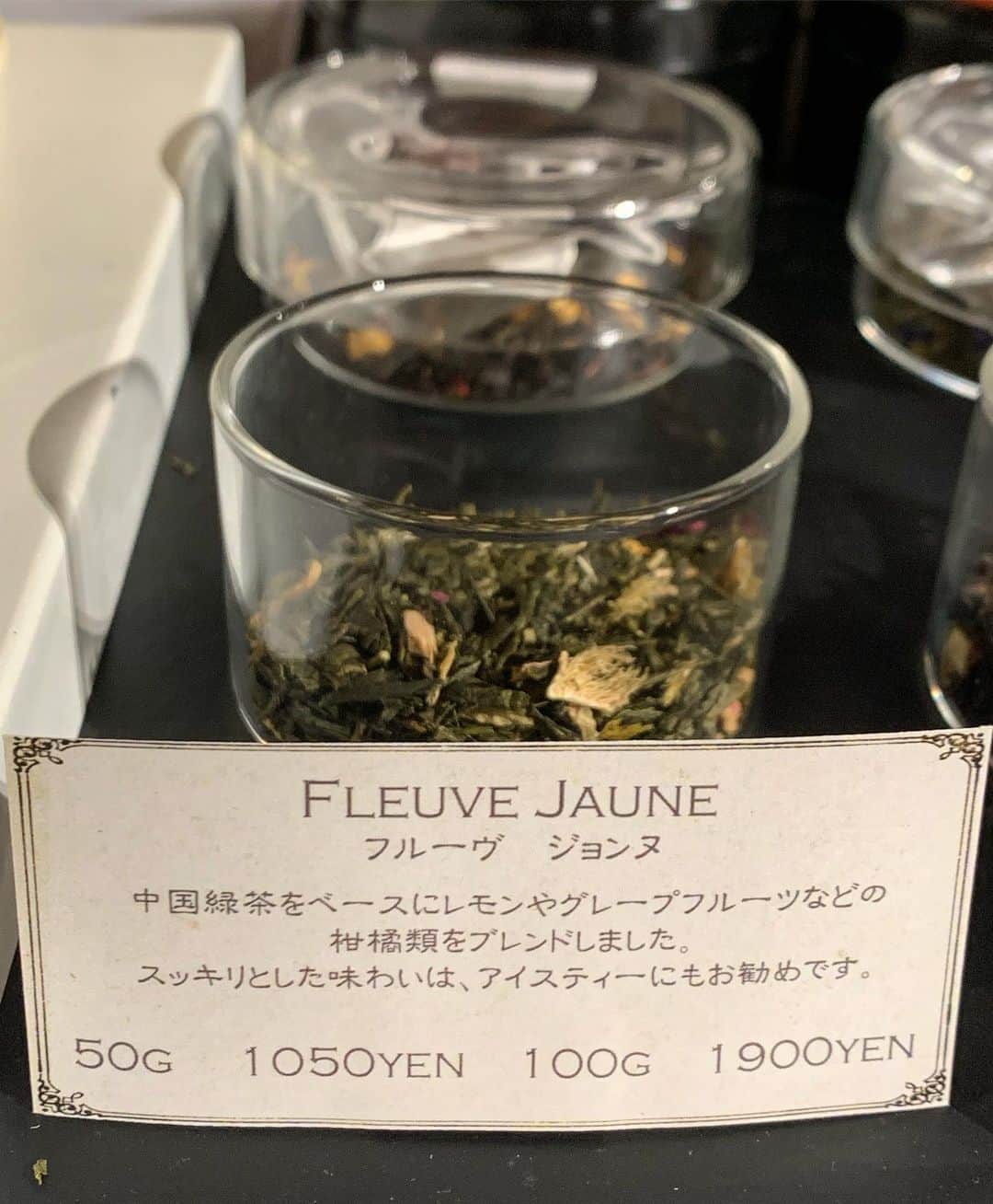 風間ゆみえのインスタグラム：「@chayuan_japan  @la_boutique_fantasque  写真一枚目のFLEUVE JAUNE(フルーブジョンヌ)  緑茶ベースにレモンや、グレープフルーツなどの柑橘をブレンドした、すっきりした味わいで、水出しにもぴったり‼︎ プールの中を泳いでいるような(泳げないから溺れているようなが正解😅◎) そんな湿度の毎日を過ごす近頃の私の一番お気に入り♪」