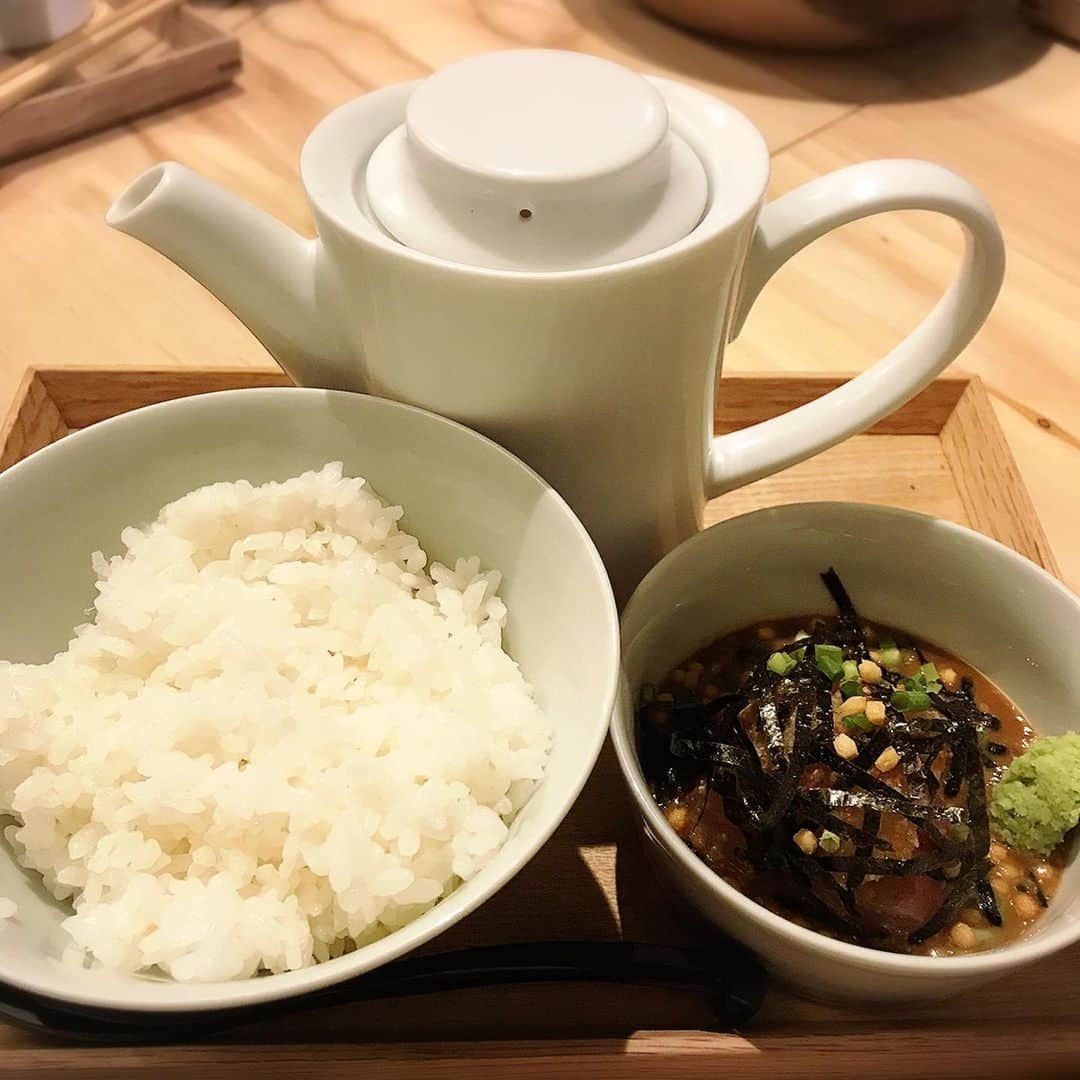 大原かおりさんのインスタグラム写真 - (大原かおりInstagram)「👯‍♀️🍴💕 先週は、久しぶりに早めDinnerをしてきましたっ🤗🍴 しまむらコーデで大人気の外村美姫ちゃん @mikitonomura と、長年の友の伊須田さん @isudarie と😋💞 渋谷の宇田川町にある『博多串焼き どけんね』 ☺︎ 串焼きがLOUIS VUITTONのボックスに入ってきたり、ポテトサラダがケーキみたいに可愛かったり、そして何を食べても美味しくてハマりました😍❤️ コスパも良くて、かなりの人気店なので予約して行くのがオススメです🙆‍♀️💕 メチャクチャ楽しかったー❣️ またこのメンバーで集合したいな♡ ☺︎ 🥦博多串焼き・野菜巻き串 どげんね🥦 東京都渋谷区宇田川町31-9-4F ☎️ 03-3464-3412 http://reloadedge.com/store/dogenne * #渋谷 #渋谷ご飯 #どねんね #博多 #博多串焼き #野菜巻き #レタス巻き #すき焼き串 #アスパラ巻き #ポテトサラダ #ごまカンパチ #めちゃうま #渋谷ディナー #外村美姫 #しまむらコーデ #達人 #マルゴママ #ありがとう #楽しかった❤️ #instafood #instafoodgram # #渋谷ディナー #😋🍴」7月19日 20時46分 - oharagaori_otty