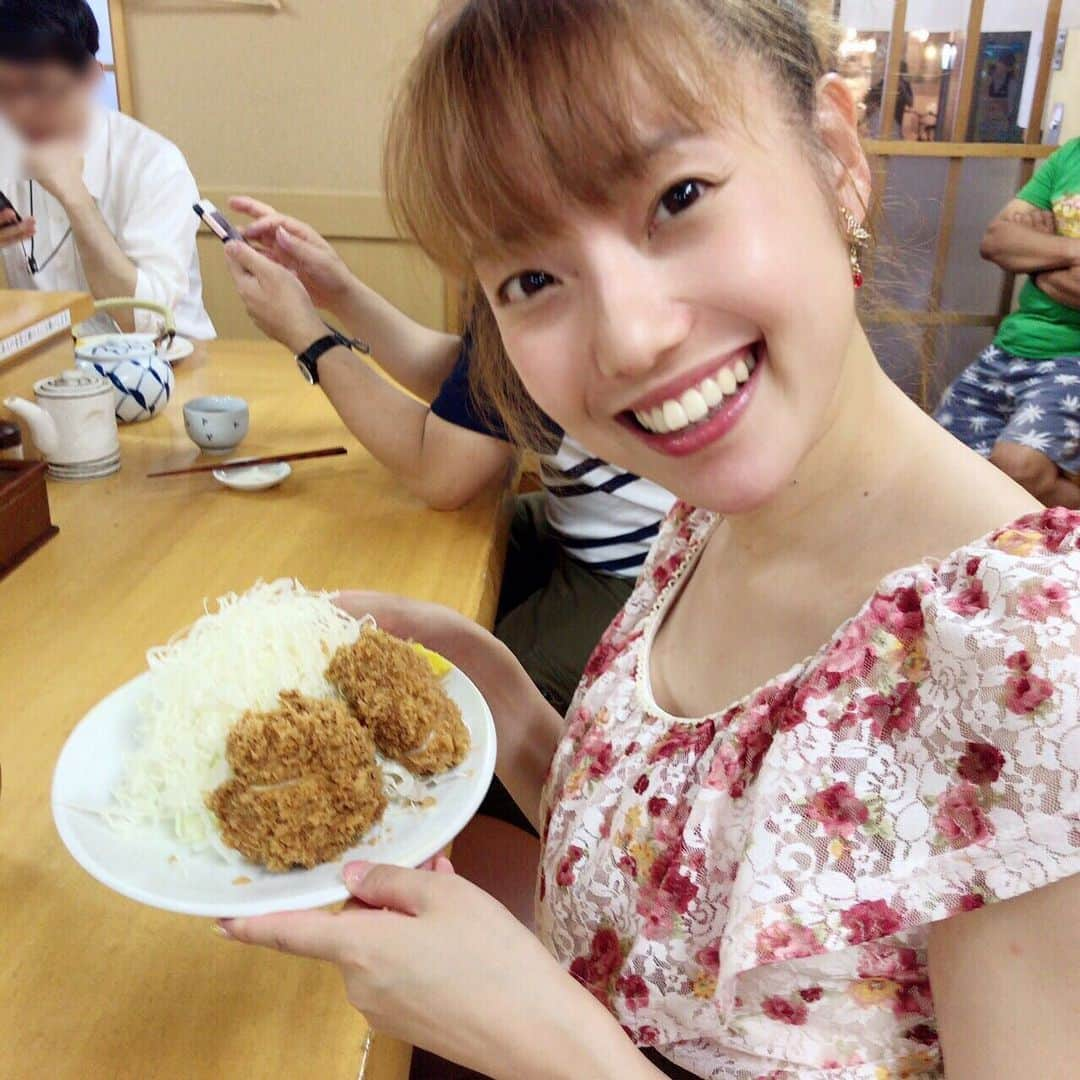 愛水せれ奈さんのインスタグラム写真 - (愛水せれ奈Instagram)「ロースカツ定食690円！！ 夜まで変わらずのお値段✨ なんとリーズナブル❣️ わたしは、ヒレカツ定食900円を食しましたが、とにかく脂身が無いのにやわらかい😍 最高に美味しかったです✨😆✨ 帰りに食べログで検索したところ... 評価3.68 🌟 2018年と2017年は百名店にも選ばれておりました❣️ また行きたいです😄💓 . . #とんかつ #いちかつ (お店の名前) #両国 #駅下 #徒歩1分 #食べログ 3.68 #百名店  #2018年 #2017年」7月19日 20時49分 - airi.aaari.aimi