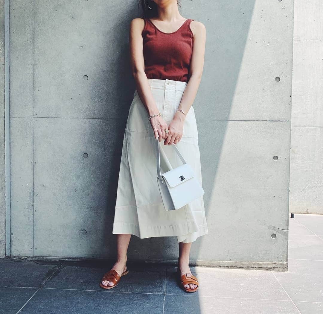 Moname Official Instagramさんのインスタグラム写真 - (Moname Official InstagramInstagram)「. フレンチシックなワークスカート。 適度なドレープ感で女性らしくはけるフレアシルエット。 はき心地も柔らかく、優しい色みで自然なカジュアル感を演出します。 . French Work Skirt No.41191241 col.WHT,BEG,SGR ￥13,000+tax . height 165cm #moname #Moname_code #コーデ #モナーム #ストレッチ#美脚#はきごこち抜群 #フレンチカジュアル#カジュアル女子 #ootd#大人カジュアルコーデ#シンプルコーデ #きょコ#今日のコーデ#夏コーデ #160cmコーデ #きれいめカジュアル #チノ#夏 #夏服 #大人かわいい#大人カジュアル#大人キレイ#大人コーデ#大人シンプル#大人ガーリー#大人女子 #new #french」7月19日 20時50分 - moname.official