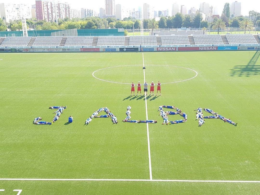 ジョルディ・アルバさんのインスタグラム写真 - (ジョルディ・アルバInstagram)「Visita inesperada a l@s chic@s de mi Campus en el Estadio Municipal de L’Hospitalet antes de irme a Japón. Siempre es un placer pasar unos minutos y disfrutar con ellos de sus miradas, comentarios y sonrisas. Gracias a todos los padres, abuelos y familiares por el gran esfuerzo que hacen para que sus niños participen en nuestro Campus.」7月19日 20時51分 - jordialbaoficial