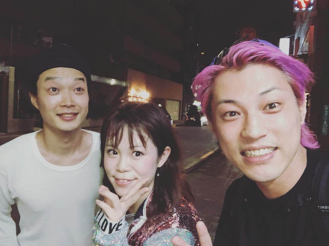 のインスタグラム：「バイト仲間でアイドルのすずのライブ行ってきました！元芸人で今はアパレルブランド立ち上げた後輩の高木が一緒に来てくれた！踊って歌ってお客さんを盛り上げてる姿にリスペクト！最高のエンターテイメントでした！ありがとう^_^」
