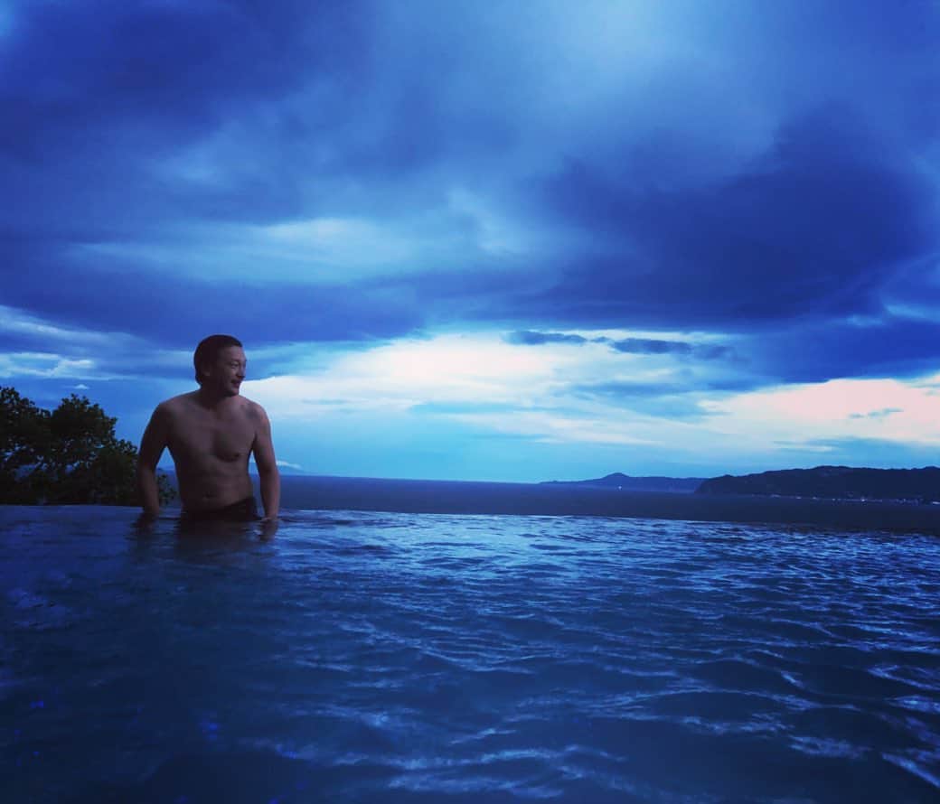 のインスタグラム：「リフレッシュ  #shorttrip#pool#summer#ocean#refresh#windy #swimming #atami #sea #weekend #relax」