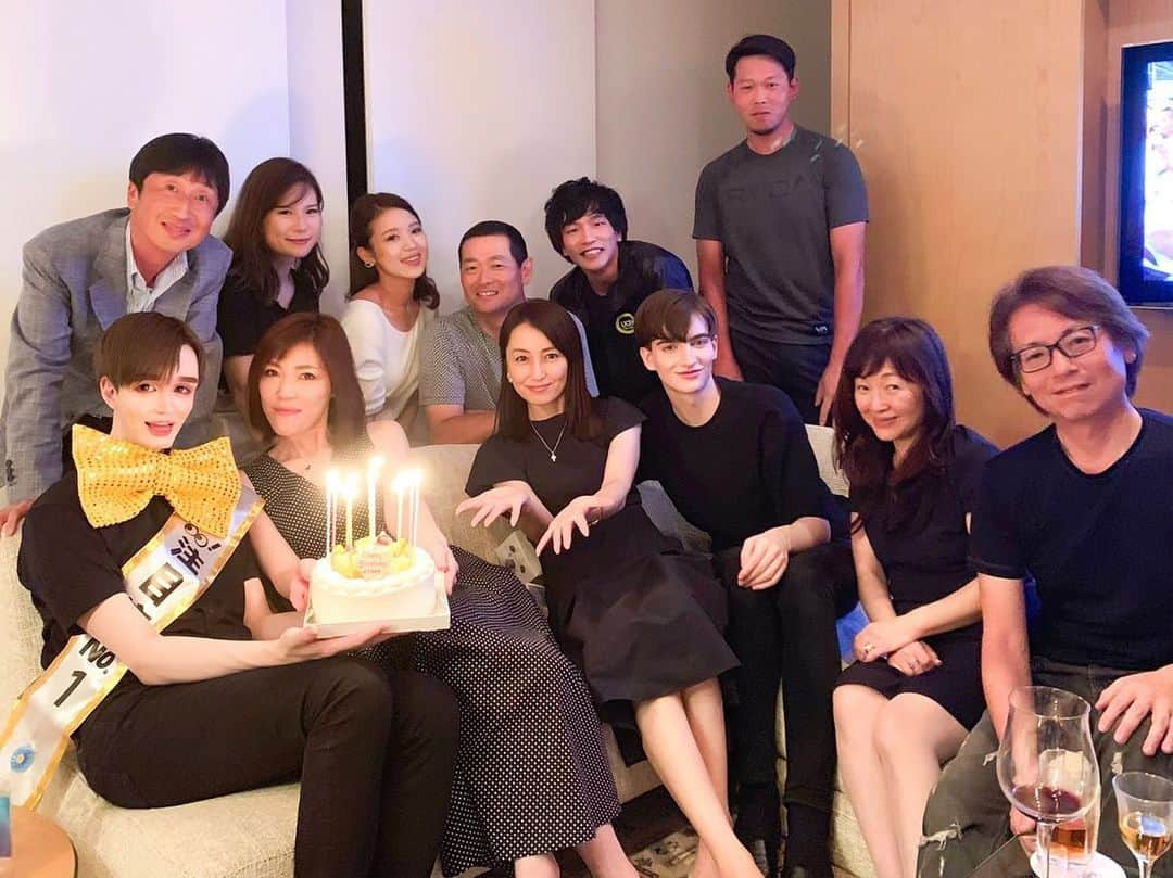 矢田亜希子さんのインスタグラム写真 - (矢田亜希子Instagram)「昨日はMattちゃんのお誕生日パーティーにご招待いただき、参加させていただきました！素敵すぎるご家族と親しいご友人の方たちと一緒にMattちゃんの25歳のお誕生日をお祝いすることができて嬉しかったです☆お父様とお母様の愛に溢れた本当に素敵なファミリー。とっても温かく最高なパーティーでした！ありがとうございました☆ #mattちゃん25歳お誕生日おめでとう#素晴らしく温かいバースデーパーティー#最高に楽しかった#ありがとう」7月19日 20時57分 - akiko_yada