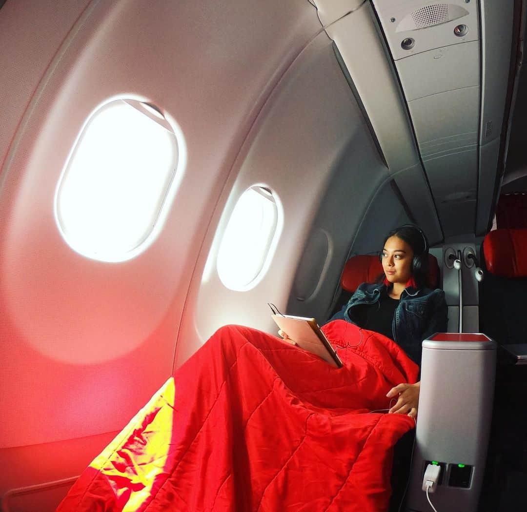 遊海 Yuumiさんのインスタグラム写真 - (遊海 YuumiInstagram)「I had a comfortable flight with @airasia @airasia_jpn to Kuala Lumpur today 🇯🇵❤️🇲🇾 great services available inflight such as tablet for entertainment and choices of meal 😋 what i did was eat nasi lemak , watch aquaman movie and sleep 😴  快適なフライトでした、インフライトサービスが色々！映画見えるタブレットや食事のチョイスの多さ！ 私はナシレマ食べて、アクアマン見て、寝ました😴  #vacaywithairasiax #airasia #myhawaiistory #gohawaiisea #hawaiiexperiencethedream」7月19日 21時00分 - yuumi_kato