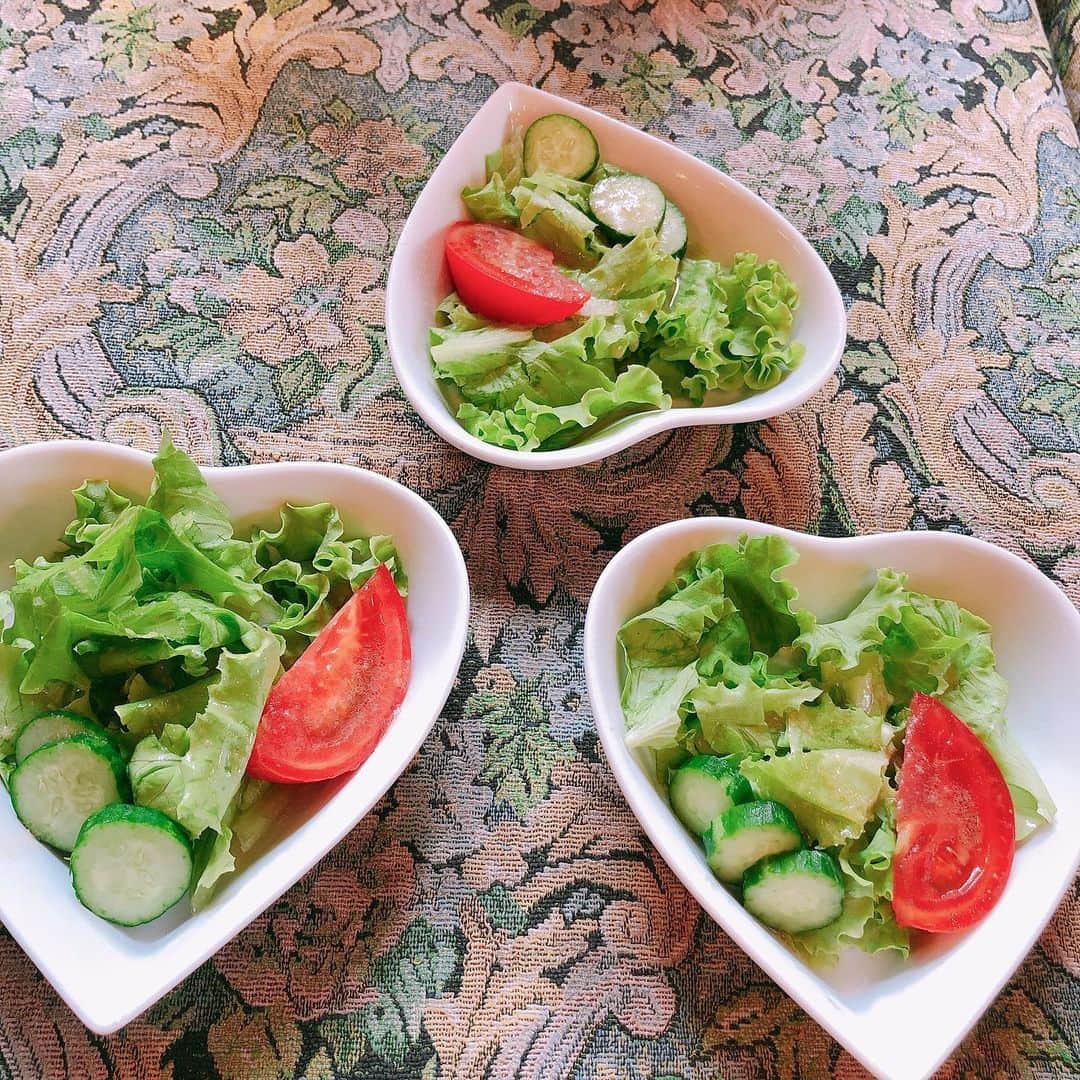 maiii0301さんのインスタグラム写真 - (maiii0301Instagram)「#シャンドール #半田カフェ #ランチ #パスタ #サラダ #外観 #グリーン ━︎━︎━︎━︎━︎━︎━︎━︎━︎━︎━︎━︎━︎━︎━︎━︎━︎━︎━︎━︎ せっかく来れたので、ボリューミーでしたが、パスタを頂きみんなでパフェまでの気合い充分でした😍♡ ━︎━︎━︎━︎━︎━︎━︎━︎━︎━︎━︎━︎━︎━︎━︎━︎━︎━︎━︎━︎ 食べても食べても‥へらなかったたっぷりパスタ😂✨ パフェのみならず食事も、メニュー豊富で美味しい💕 ━︎━︎━︎━︎━︎━︎━︎━︎━︎━︎━︎━︎━︎━︎━︎━︎━︎━︎━︎━︎ あ、ちなみに、私は生ハムののったカボチャクリームソースにしましたが、美味しかったです❣️ ━︎━︎━︎━︎━︎━︎━︎━︎━︎━︎━︎━︎━︎━︎━︎━︎━︎━︎━︎━︎ パスタは、メニューがありすぎてしぼるのに必死😂🙌 定番で行くか、挑戦してみるか‥も迷うところですね。 ━︎━︎━︎━︎━︎━︎━︎━︎━︎━︎━︎━︎━︎━︎━︎━︎━︎━︎━︎━︎ 一緒に行った仲間は（今回はあと2人は来られなかったけど）3年前のmon chou chou*maiのスタートとなる初めての、自宅レッスンを練習させてもらったママ仲間❤️ 感慨深く感謝✨🙏😭✨✨ 当時、役員さん会長&副会長を務めたり、42.195㎞フルマラソンを完走したりなどなど感心ばかり♡ 私はスッとぼけてるけど😂愛想も尽かさず定期的に集まって色々話せる仲間がありがたい😭❤️✨ ━︎━︎━︎━︎━︎━︎━︎━︎━︎━︎━︎━︎━︎━︎━︎━︎━︎━︎━︎━︎ 夏休みを乗り越えて2学期に また次回も楽しみでーす☺️💓」7月19日 21時01分 - maiii0301
