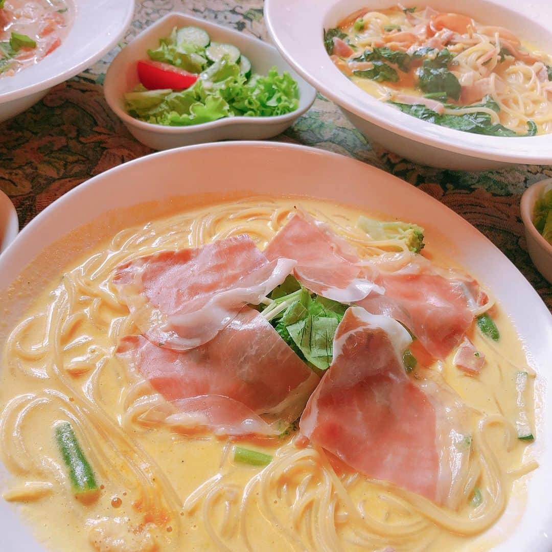 maiii0301さんのインスタグラム写真 - (maiii0301Instagram)「#シャンドール #半田カフェ #ランチ #パスタ #サラダ #外観 #グリーン ━︎━︎━︎━︎━︎━︎━︎━︎━︎━︎━︎━︎━︎━︎━︎━︎━︎━︎━︎━︎ せっかく来れたので、ボリューミーでしたが、パスタを頂きみんなでパフェまでの気合い充分でした😍♡ ━︎━︎━︎━︎━︎━︎━︎━︎━︎━︎━︎━︎━︎━︎━︎━︎━︎━︎━︎━︎ 食べても食べても‥へらなかったたっぷりパスタ😂✨ パフェのみならず食事も、メニュー豊富で美味しい💕 ━︎━︎━︎━︎━︎━︎━︎━︎━︎━︎━︎━︎━︎━︎━︎━︎━︎━︎━︎━︎ あ、ちなみに、私は生ハムののったカボチャクリームソースにしましたが、美味しかったです❣️ ━︎━︎━︎━︎━︎━︎━︎━︎━︎━︎━︎━︎━︎━︎━︎━︎━︎━︎━︎━︎ パスタは、メニューがありすぎてしぼるのに必死😂🙌 定番で行くか、挑戦してみるか‥も迷うところですね。 ━︎━︎━︎━︎━︎━︎━︎━︎━︎━︎━︎━︎━︎━︎━︎━︎━︎━︎━︎━︎ 一緒に行った仲間は（今回はあと2人は来られなかったけど）3年前のmon chou chou*maiのスタートとなる初めての、自宅レッスンを練習させてもらったママ仲間❤️ 感慨深く感謝✨🙏😭✨✨ 当時、役員さん会長&副会長を務めたり、42.195㎞フルマラソンを完走したりなどなど感心ばかり♡ 私はスッとぼけてるけど😂愛想も尽かさず定期的に集まって色々話せる仲間がありがたい😭❤️✨ ━︎━︎━︎━︎━︎━︎━︎━︎━︎━︎━︎━︎━︎━︎━︎━︎━︎━︎━︎━︎ 夏休みを乗り越えて2学期に また次回も楽しみでーす☺️💓」7月19日 21時01分 - maiii0301