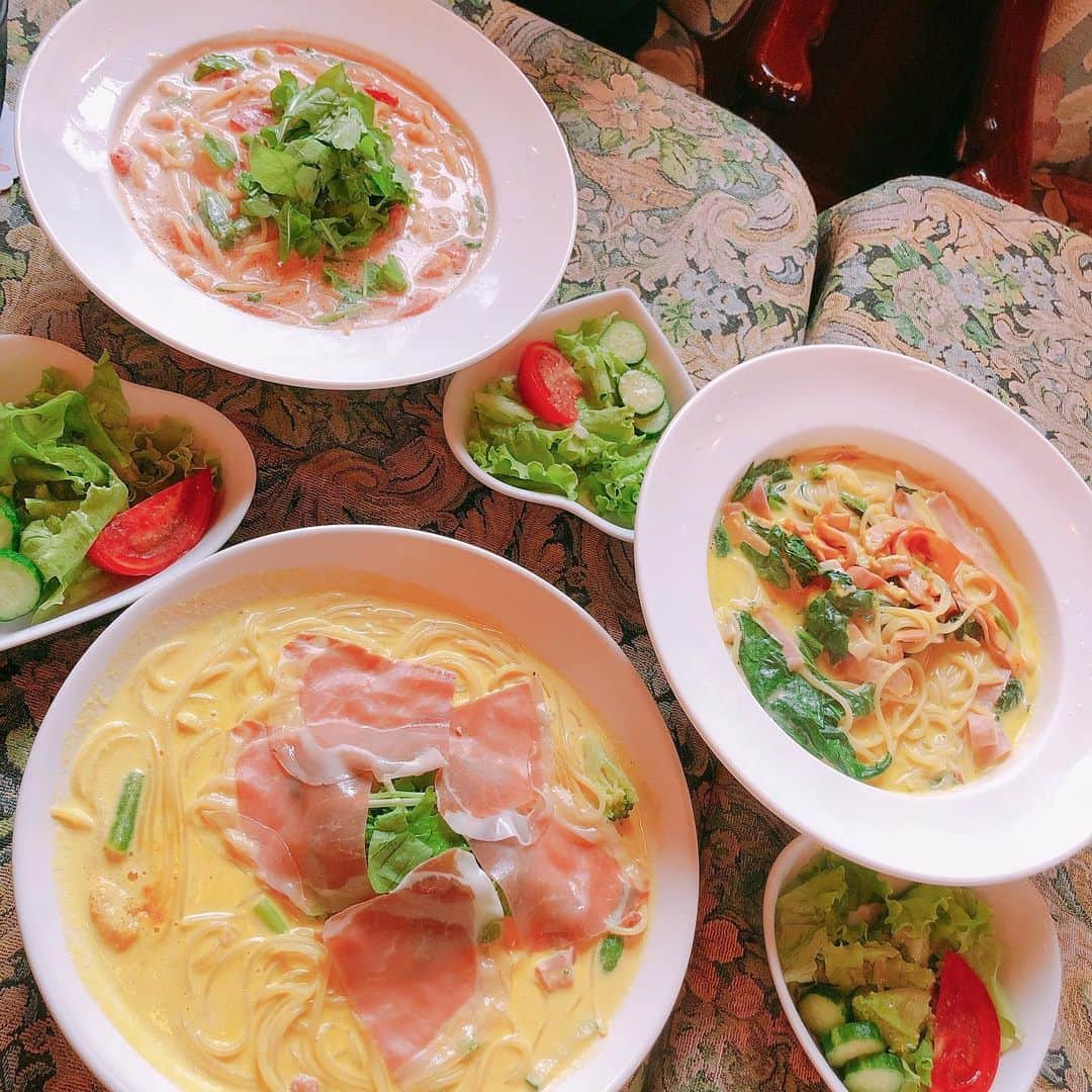 maiii0301さんのインスタグラム写真 - (maiii0301Instagram)「#シャンドール #半田カフェ #ランチ #パスタ #サラダ #外観 #グリーン ━︎━︎━︎━︎━︎━︎━︎━︎━︎━︎━︎━︎━︎━︎━︎━︎━︎━︎━︎━︎ せっかく来れたので、ボリューミーでしたが、パスタを頂きみんなでパフェまでの気合い充分でした😍♡ ━︎━︎━︎━︎━︎━︎━︎━︎━︎━︎━︎━︎━︎━︎━︎━︎━︎━︎━︎━︎ 食べても食べても‥へらなかったたっぷりパスタ😂✨ パフェのみならず食事も、メニュー豊富で美味しい💕 ━︎━︎━︎━︎━︎━︎━︎━︎━︎━︎━︎━︎━︎━︎━︎━︎━︎━︎━︎━︎ あ、ちなみに、私は生ハムののったカボチャクリームソースにしましたが、美味しかったです❣️ ━︎━︎━︎━︎━︎━︎━︎━︎━︎━︎━︎━︎━︎━︎━︎━︎━︎━︎━︎━︎ パスタは、メニューがありすぎてしぼるのに必死😂🙌 定番で行くか、挑戦してみるか‥も迷うところですね。 ━︎━︎━︎━︎━︎━︎━︎━︎━︎━︎━︎━︎━︎━︎━︎━︎━︎━︎━︎━︎ 一緒に行った仲間は（今回はあと2人は来られなかったけど）3年前のmon chou chou*maiのスタートとなる初めての、自宅レッスンを練習させてもらったママ仲間❤️ 感慨深く感謝✨🙏😭✨✨ 当時、役員さん会長&副会長を務めたり、42.195㎞フルマラソンを完走したりなどなど感心ばかり♡ 私はスッとぼけてるけど😂愛想も尽かさず定期的に集まって色々話せる仲間がありがたい😭❤️✨ ━︎━︎━︎━︎━︎━︎━︎━︎━︎━︎━︎━︎━︎━︎━︎━︎━︎━︎━︎━︎ 夏休みを乗り越えて2学期に また次回も楽しみでーす☺️💓」7月19日 21時01分 - maiii0301
